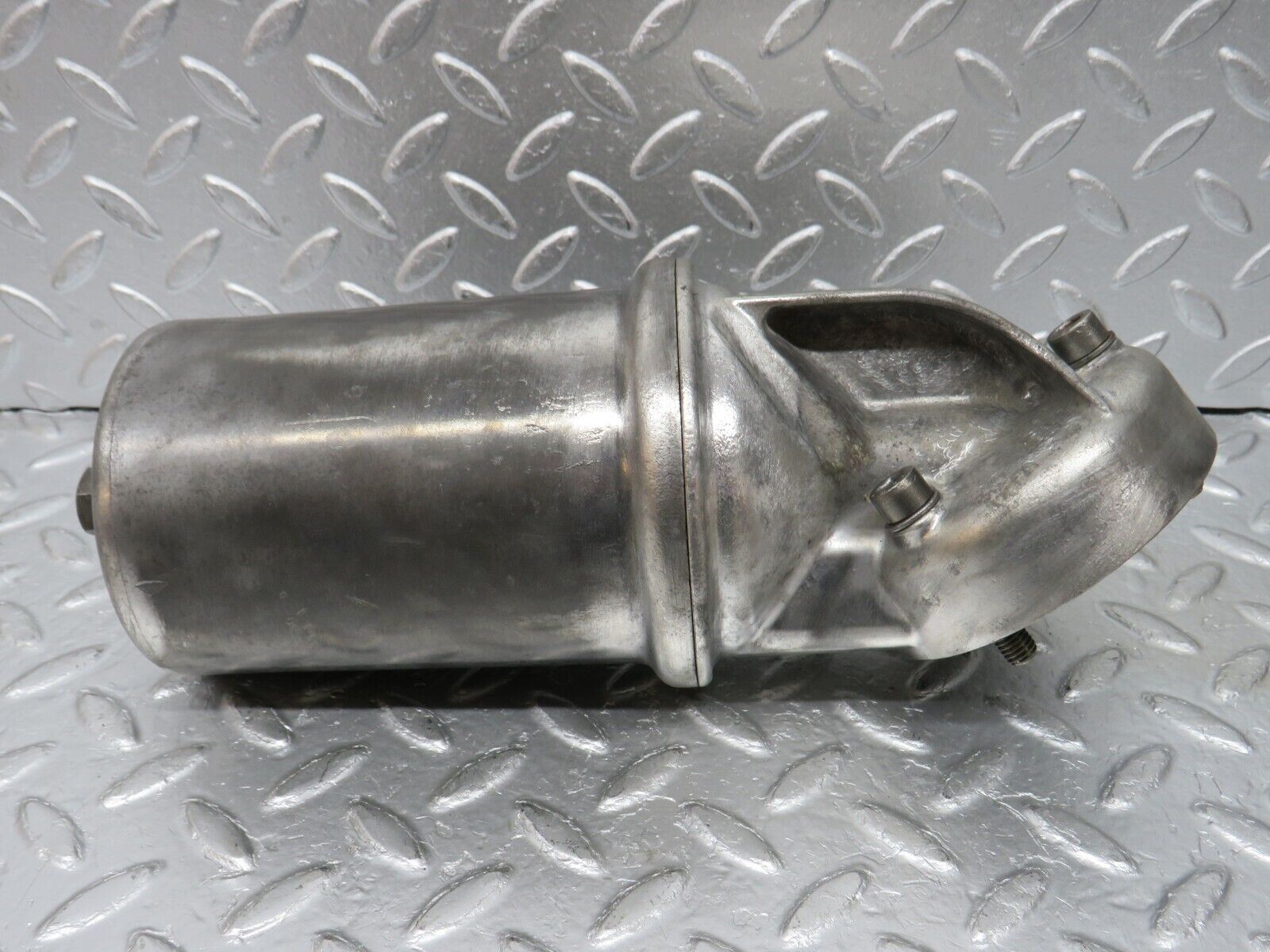 32982 Mercedes-Benz C107 R107 350 V8 Oil Filter Housing 1161840309