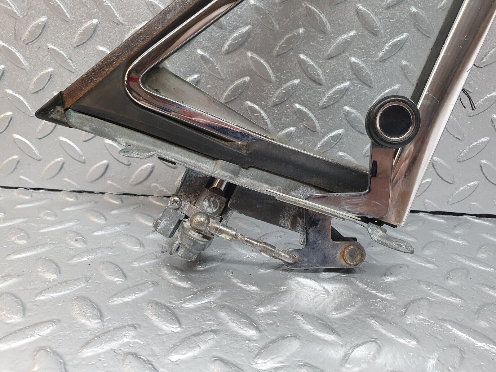 43225 Mercedes-Benz W108 280SE Front Right Quarter Window