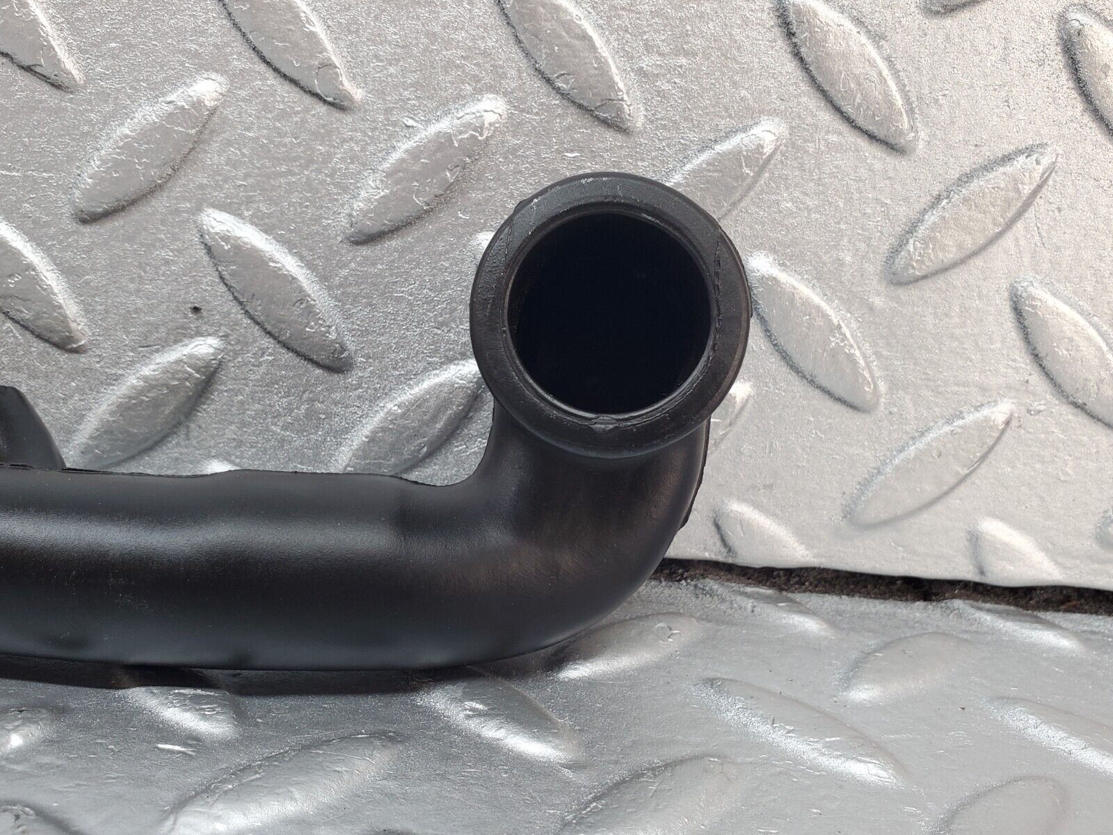 45602 Mercedes-Benz W126 420SE Crankcase Breather Hose 1160940791