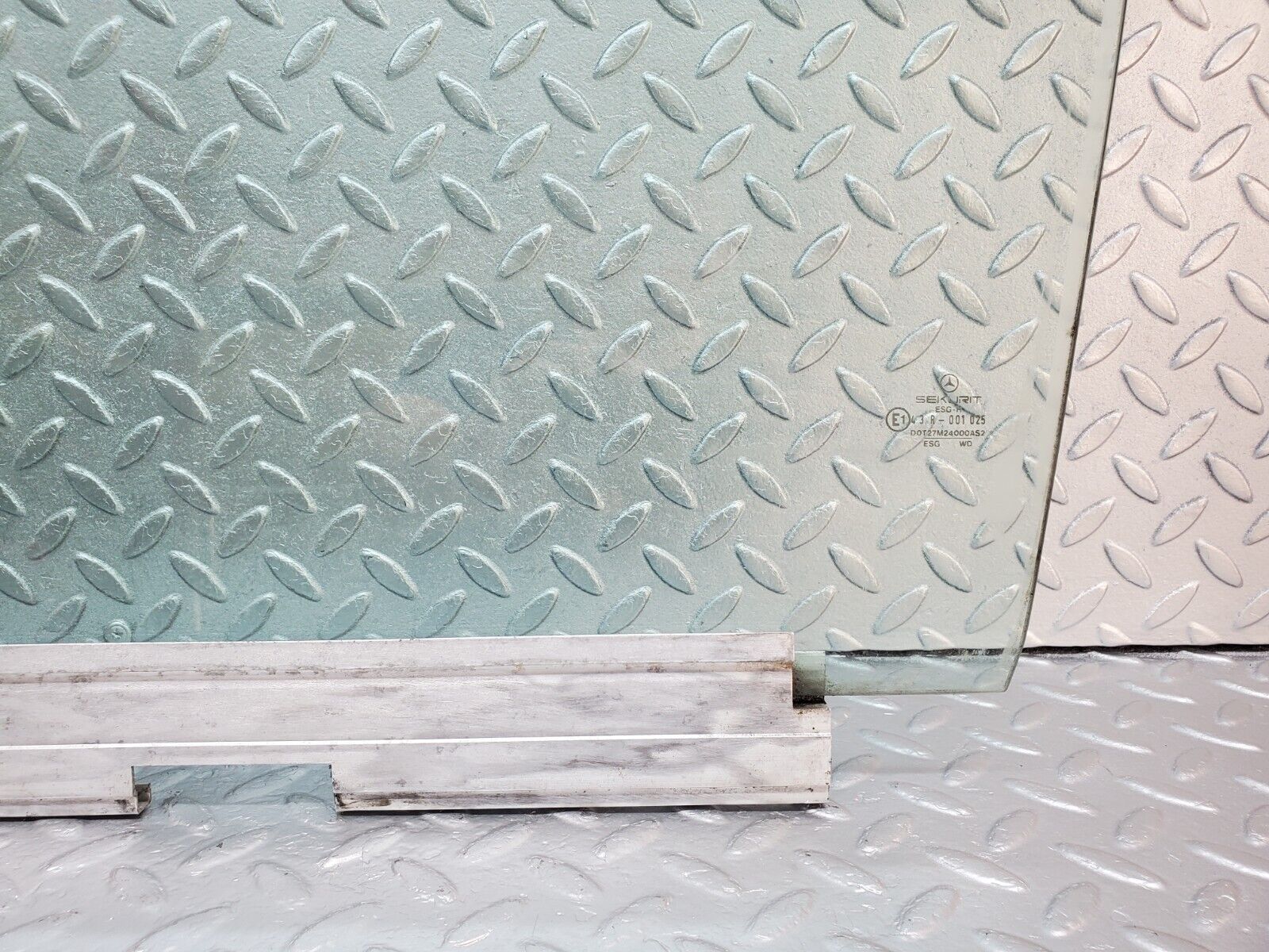 45801 Mercedes-Benz W126 420SE Front Left Door Window Glass