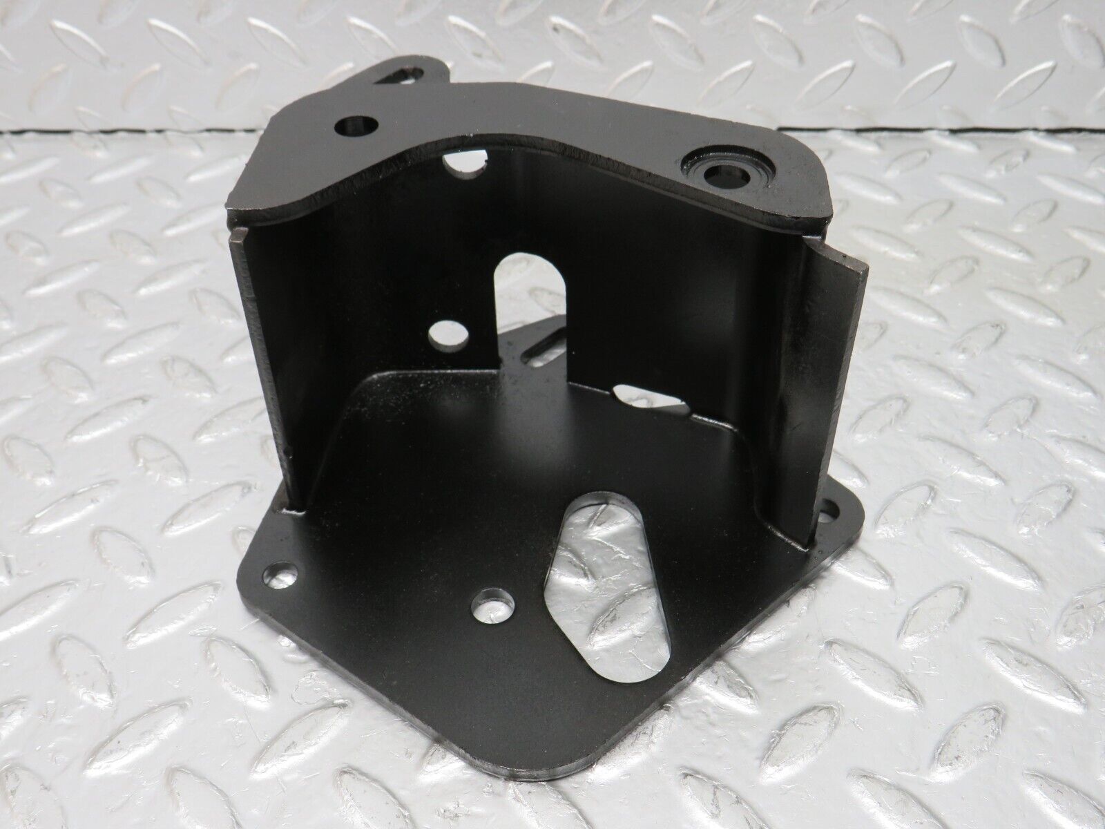 32983 Mercedes-Benz C107 R107 350 V8 Power Steering Pump Bracket