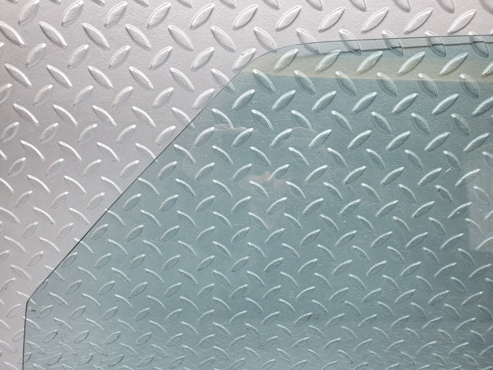 44365 Mercedes-Benz W123 280E Front Left Door Window Glass