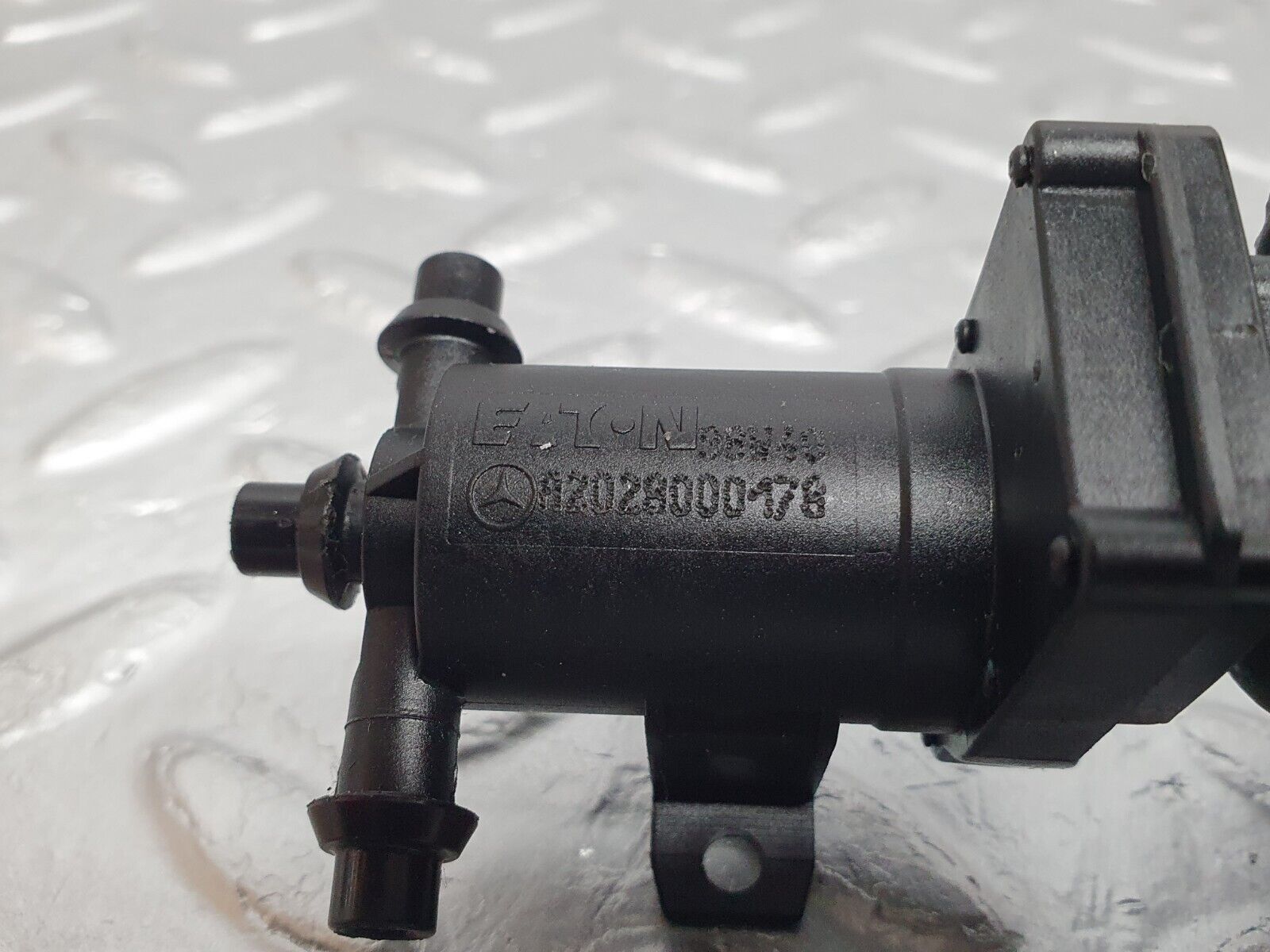 41923 Mercedes-Benz W202 C200 Heater Control Vacuum Valve 2028000178