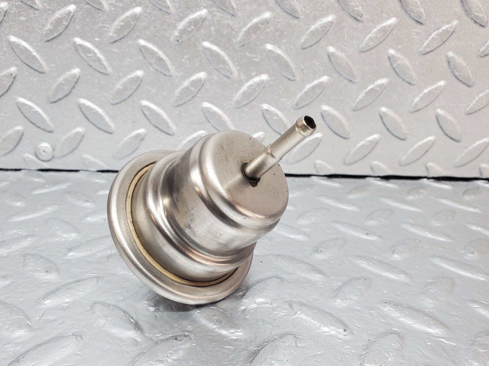 44287 Mercedes-Benz W123 280E Fuel Pressure Regulator 0004760621