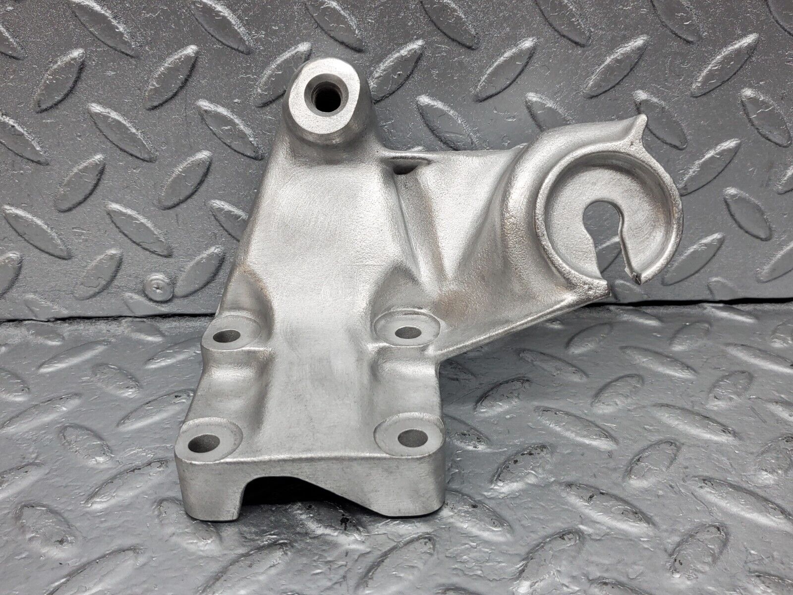 45924 Mercedes-Benz W126 420SE Engine Mount Bracket Right Side 1162235504