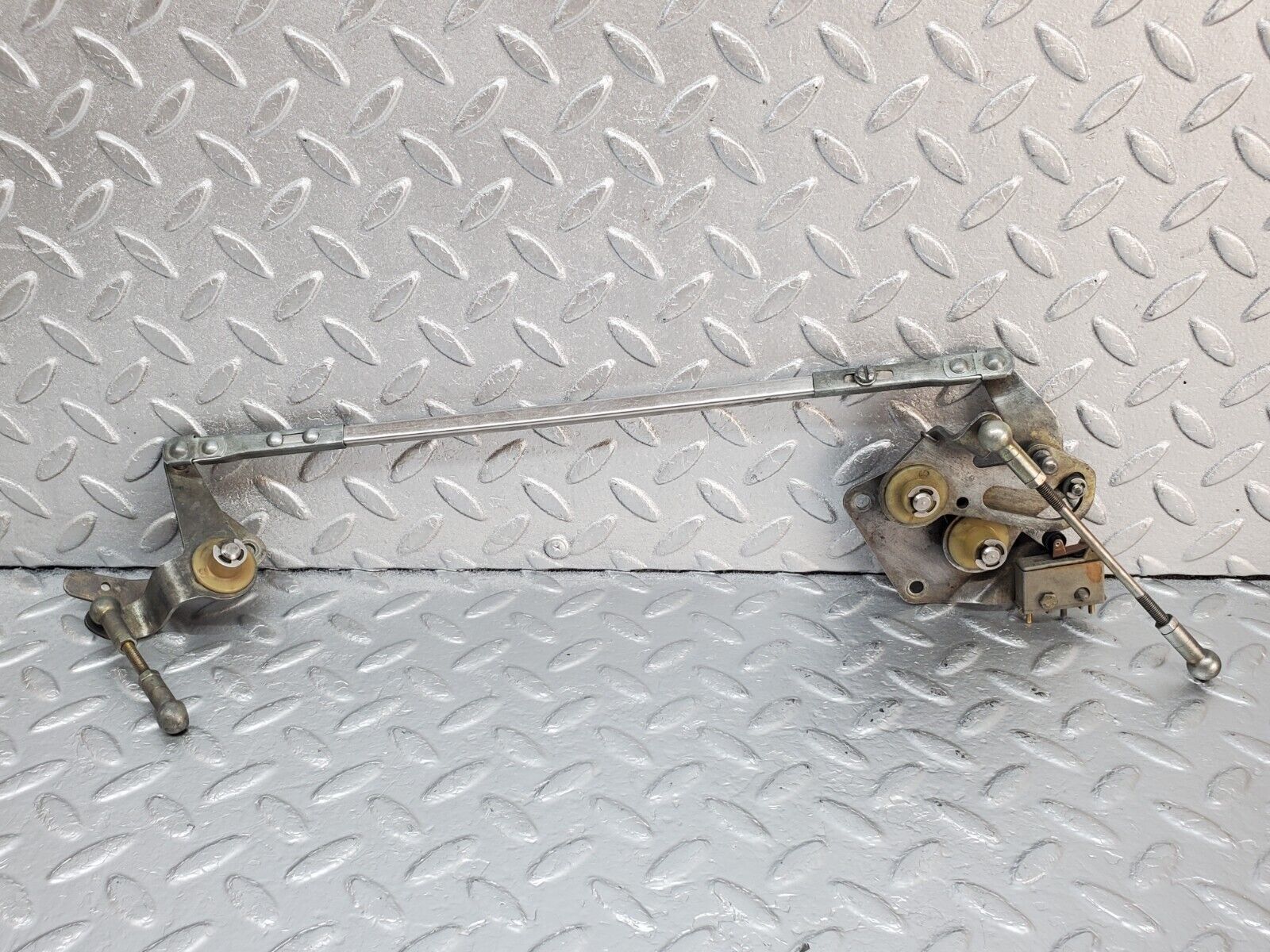 45370 Mercedes-Benz 280E M110.983 Throttle Linkage