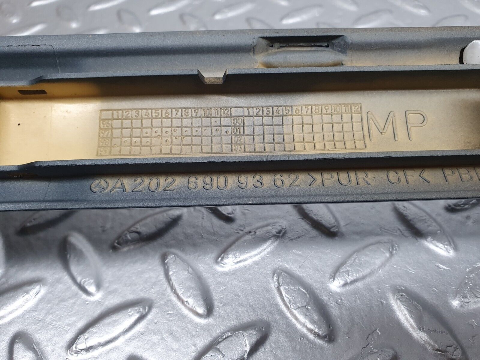 41805 Mercedes-Benz W202 C200 Front Left Door Centre Moulding Trim 2026909362