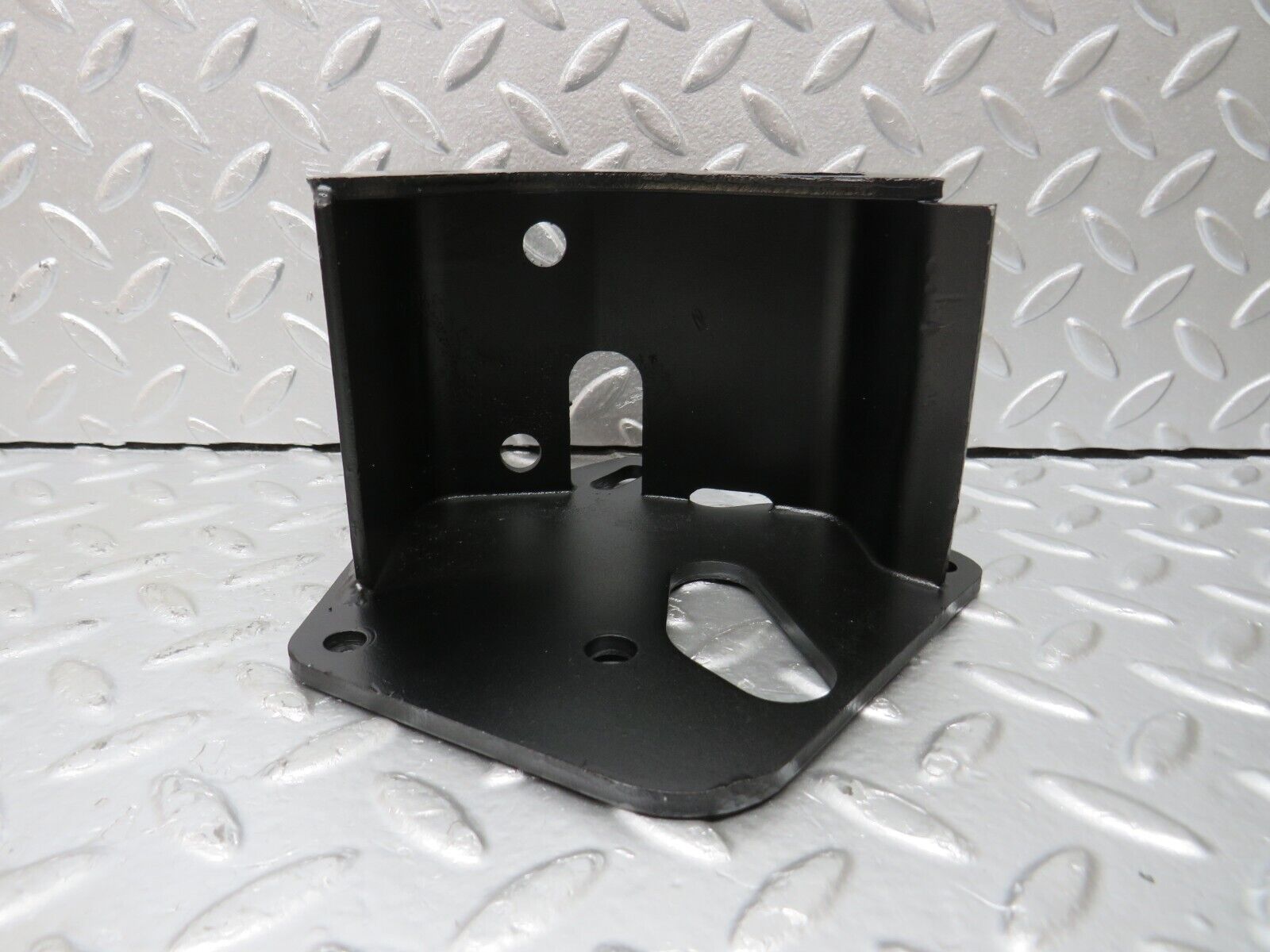 33086 Mercedes-Benz C107 R107 350 V8 Power Steering Pump Bracket