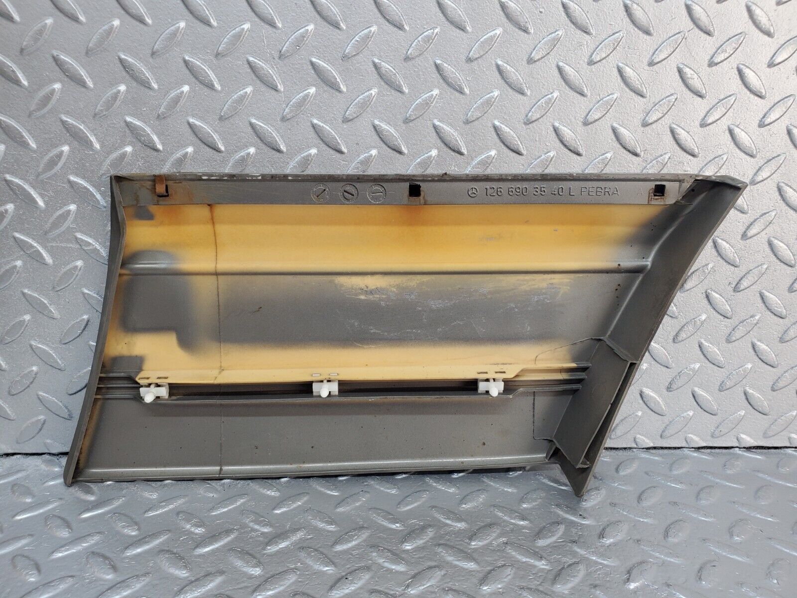 45703 Mercedes-Benz W126 420SE Front Left Fender Wing Moulding Trim 1266903540