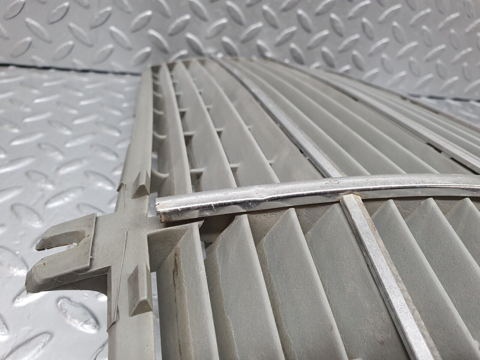 44103 Mercedes-Benz C123 230CE Coupe Bonnet Grill