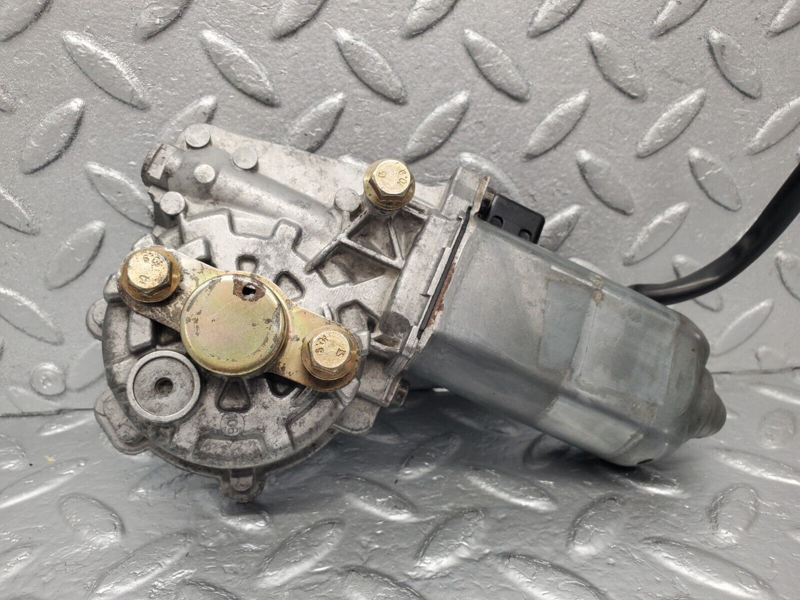 46136 Mercedes-Benz W124 Front Right Window Regulator Motor 0130821285