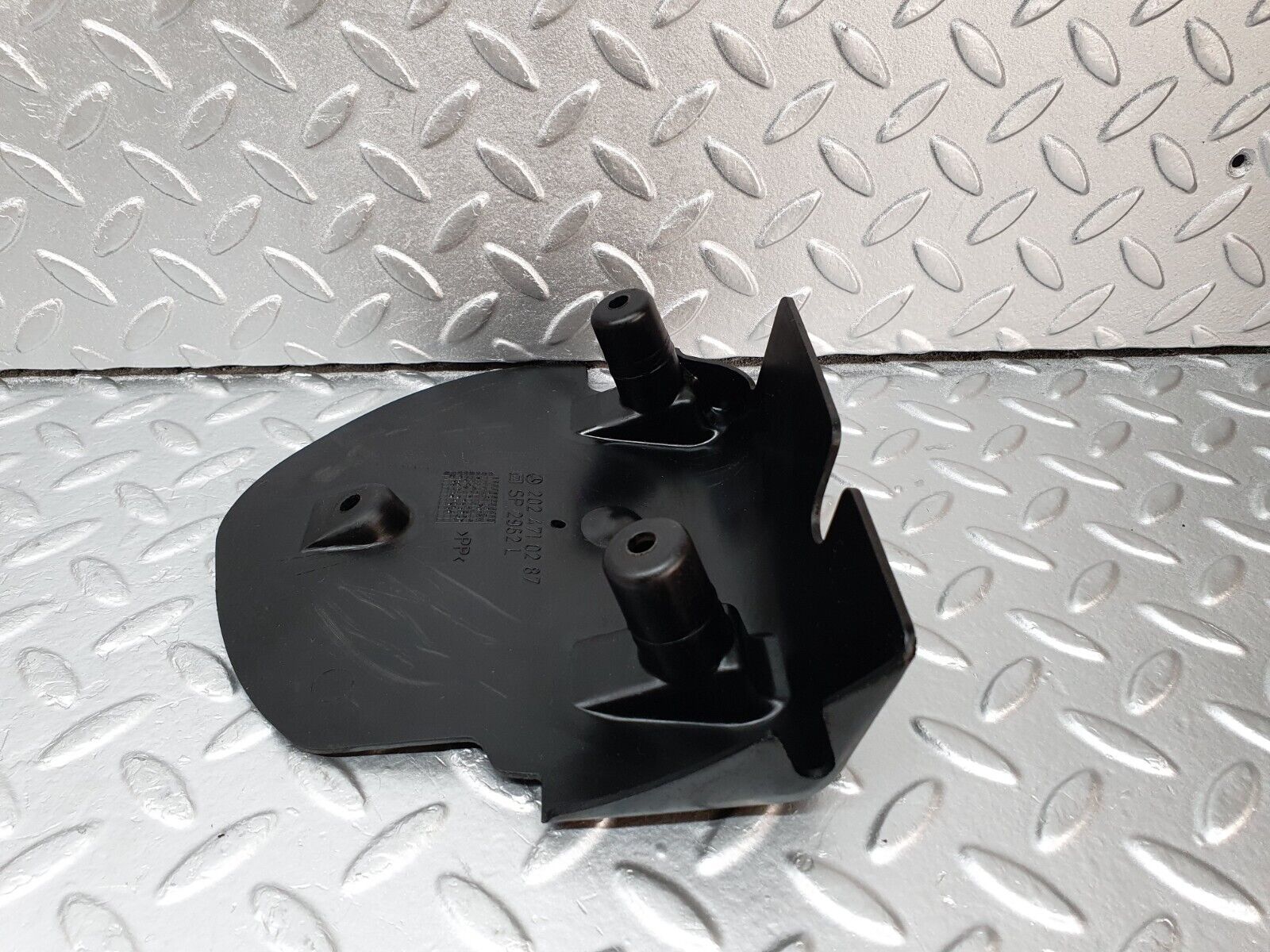 41946 Mercedes-Benz W202 C200 Fuel Tank Plastic Cover Left 2024710287