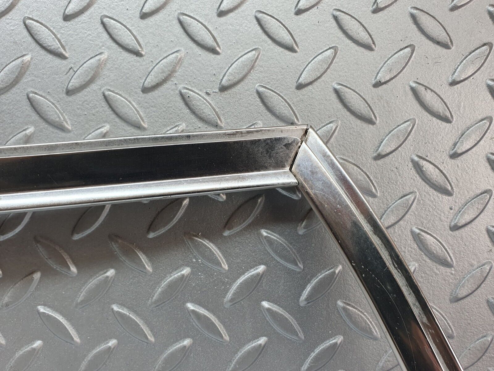 43054 Mercedes-Benz R107 Hardtop Windscreen Chrome Frame