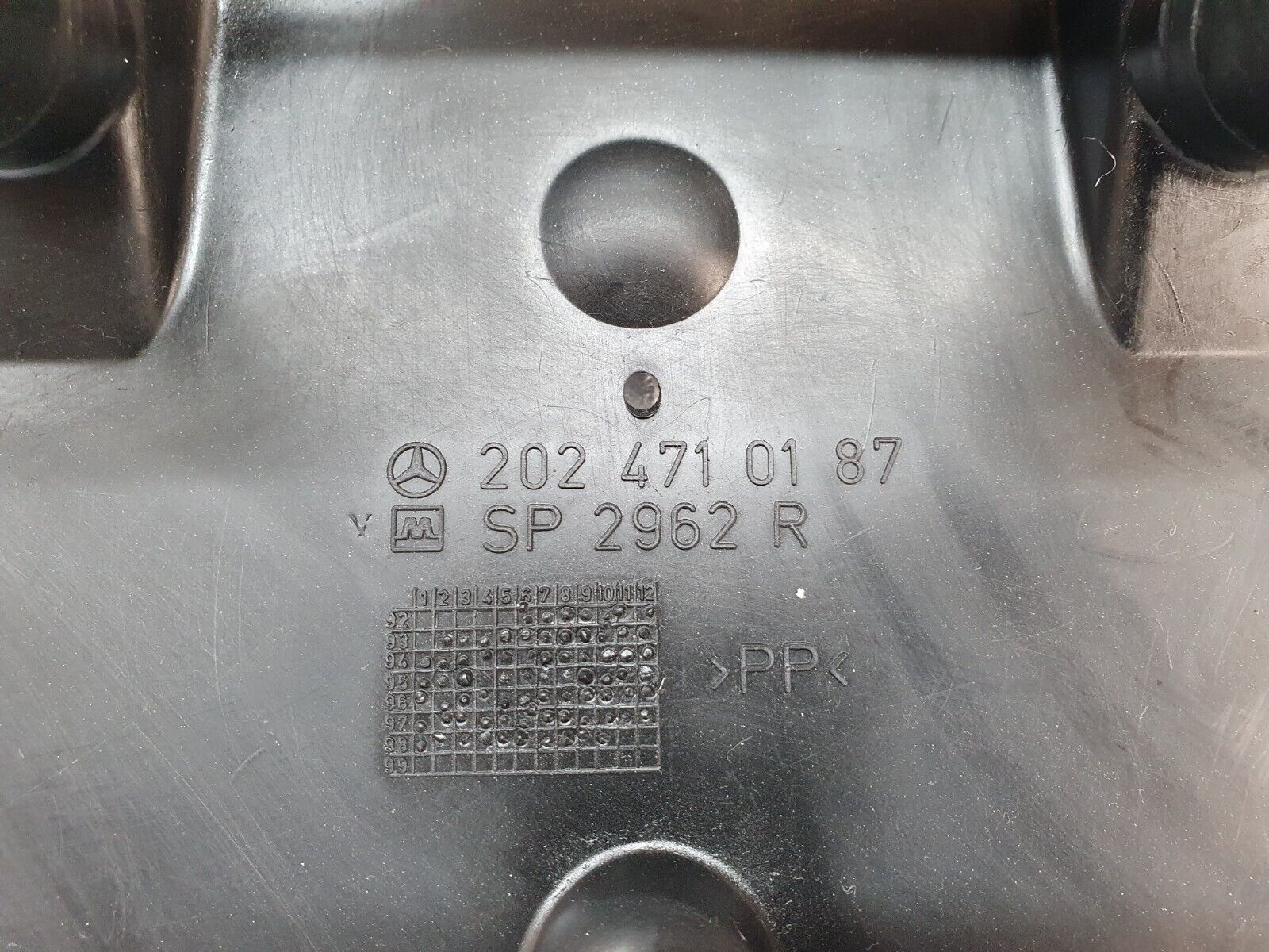 41944 Mercedes-Benz W202 C200 Fuel Tank Plastic Cover Right 2024710187