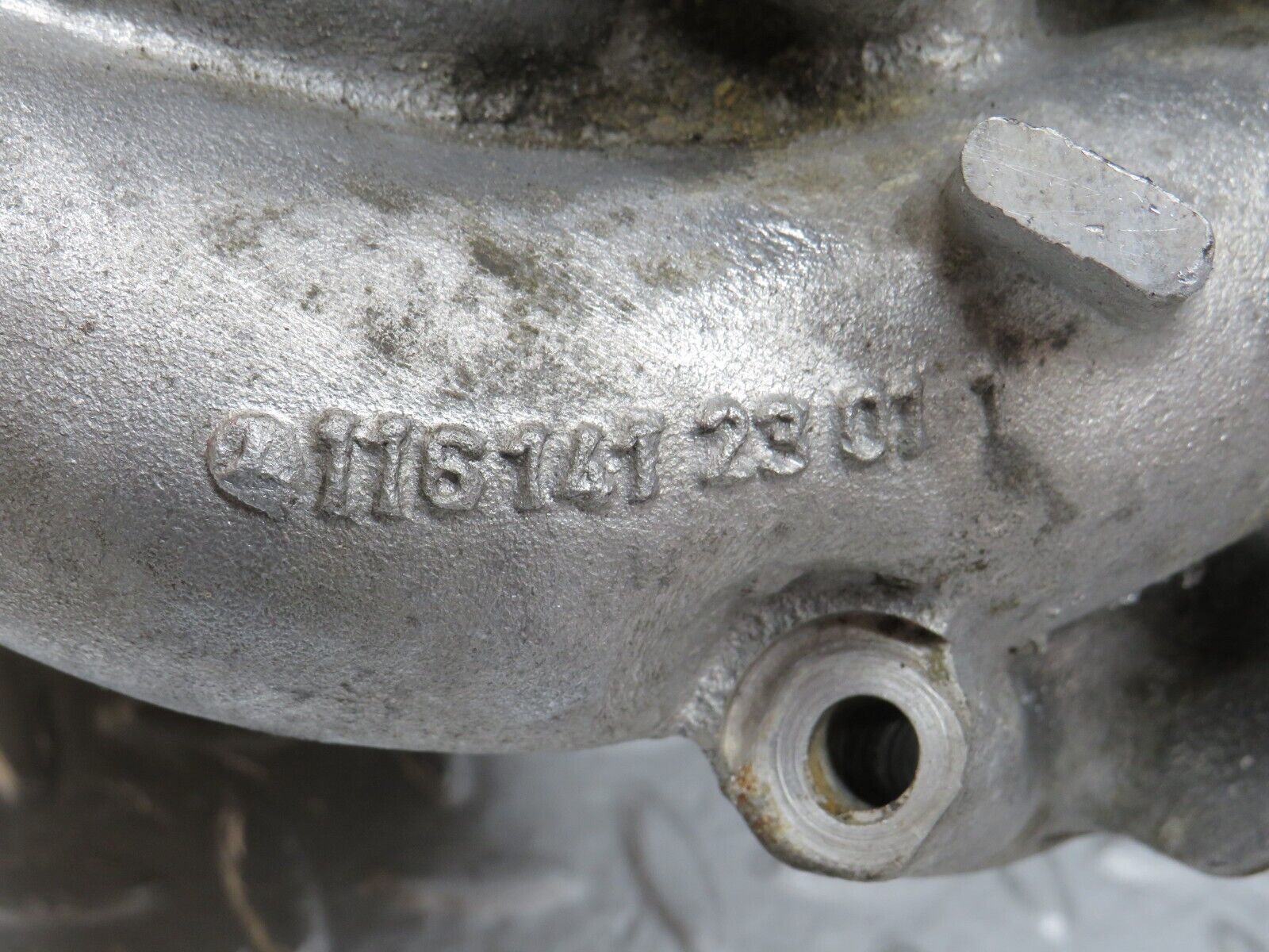 33042 Mercedes-Benz C107 R107 350 V8 Intake Manifold 1161412301