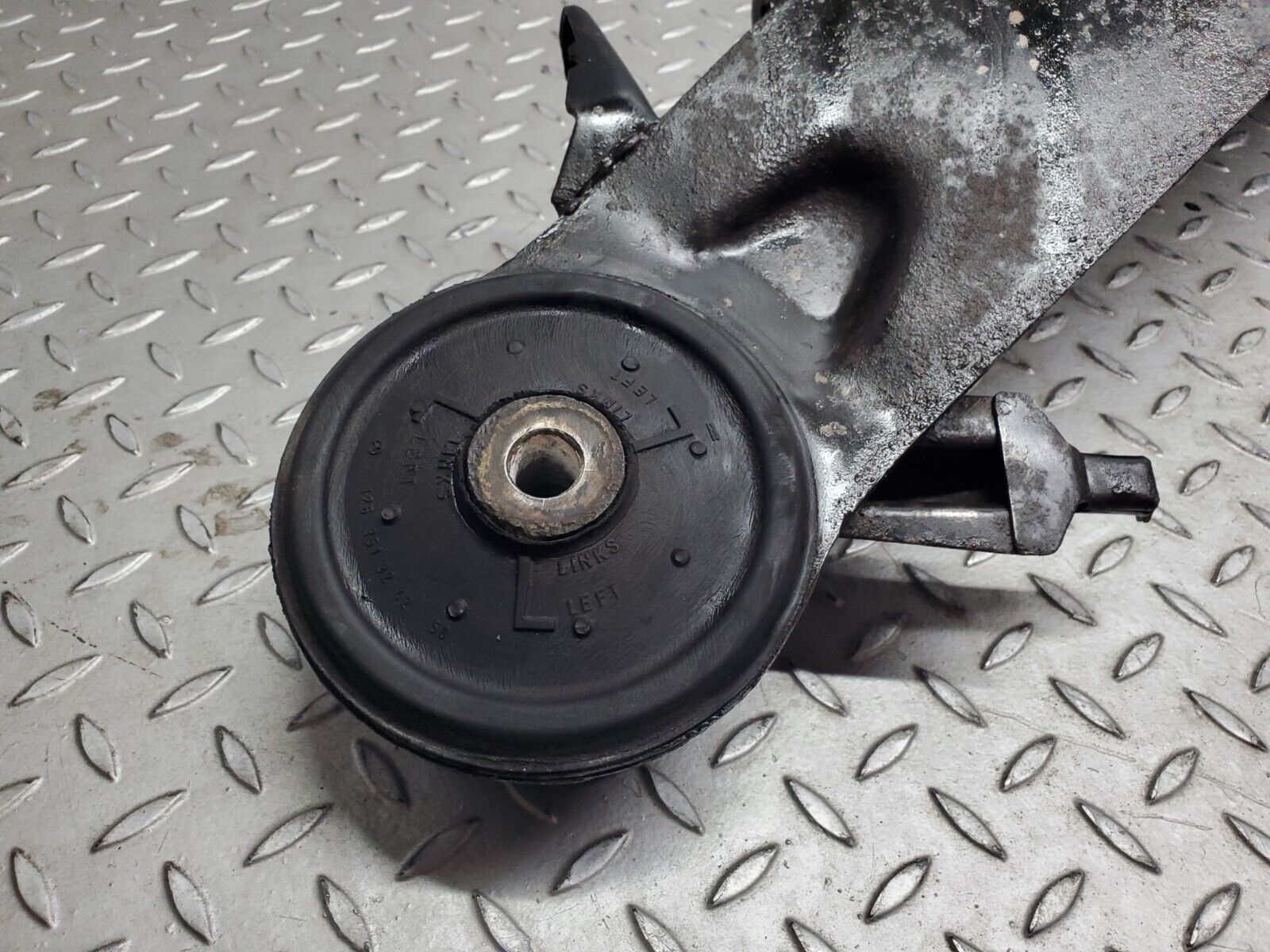 45874 Mercedes-Benz W126 420SE Rear Subframe Axle Carrier