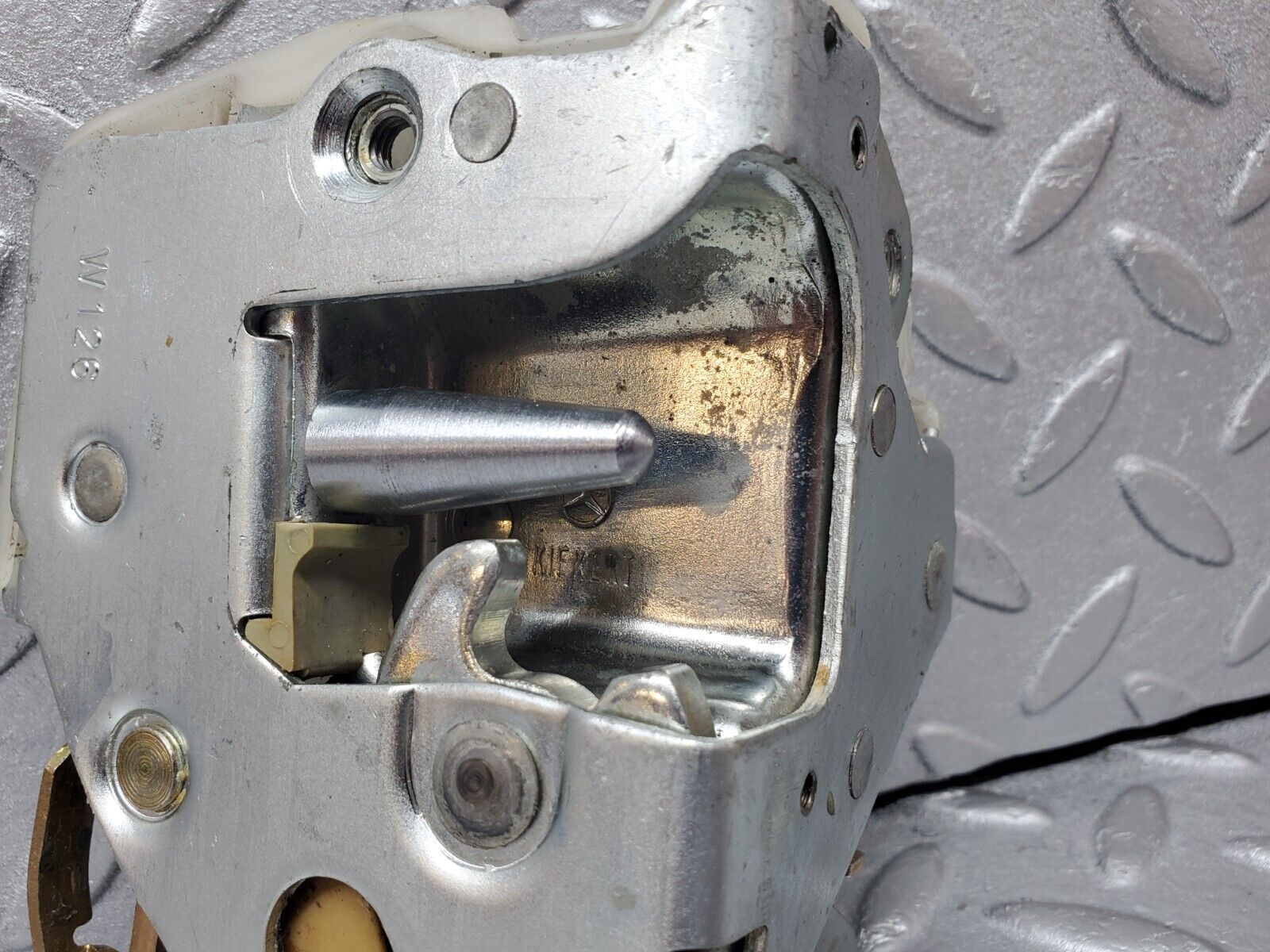 45621 Mercedes-Benz W126 420SE Front Left Door Lock Mechanism 1237230108