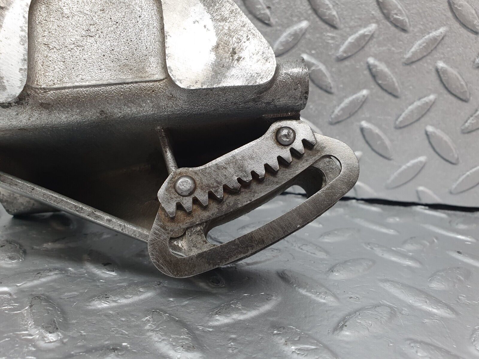 44016 Mercedes-Benz C123 230CE Coupe Power Steering Pump Bracket 1234660041