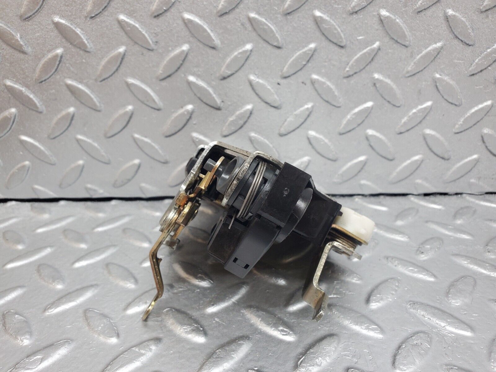 44790 Mercedes-Benz W124 220E Front Left Door Lock Mechanism