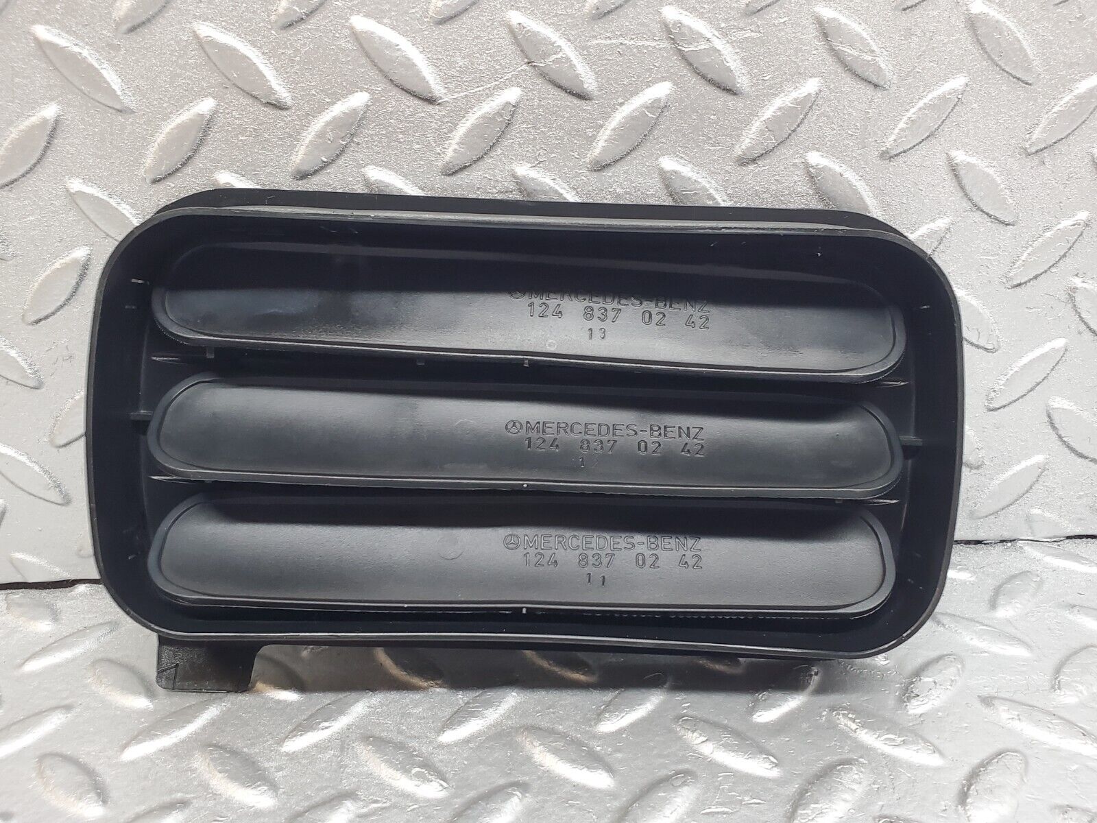 44734 Mercedes-Benz W124 220E Rear Air Intake Vent Right 1248370230 1248370242