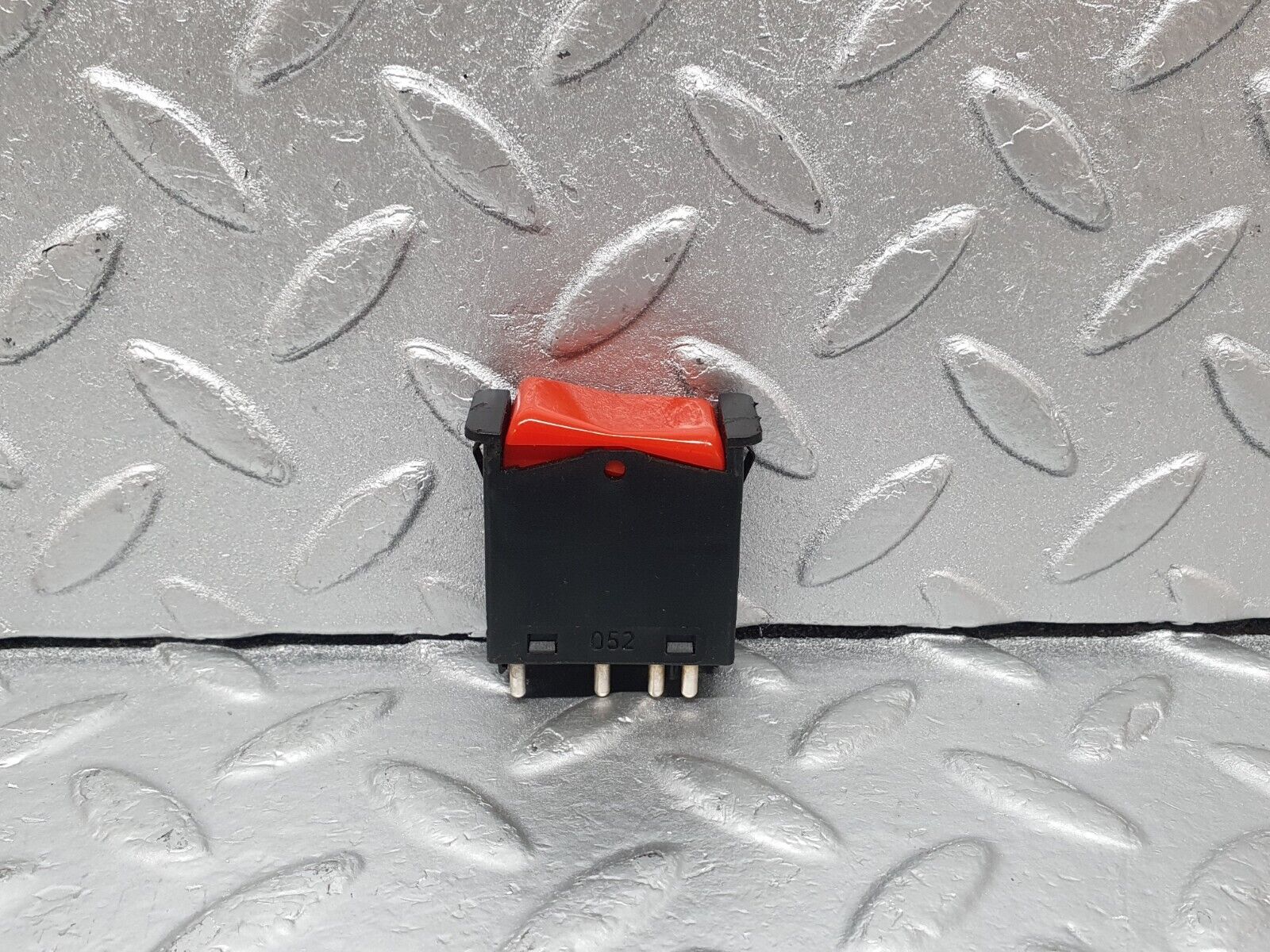 43656 Mercedes-Benz C126 380SEC Coupe Hazard Warning Light Switch 0008209010