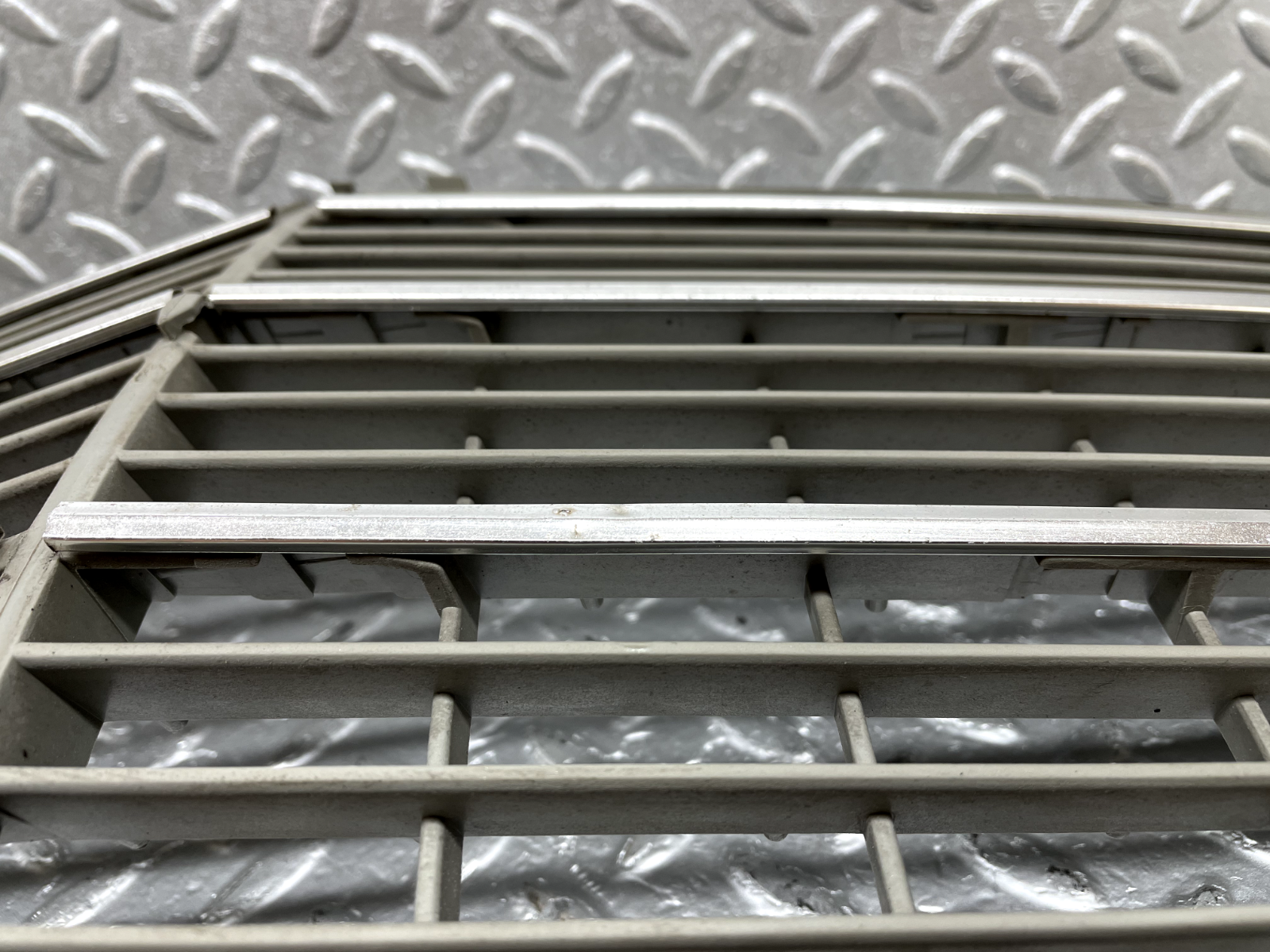44249 Mercedes-Benz W123 280E Bonnet Grill 1238880923