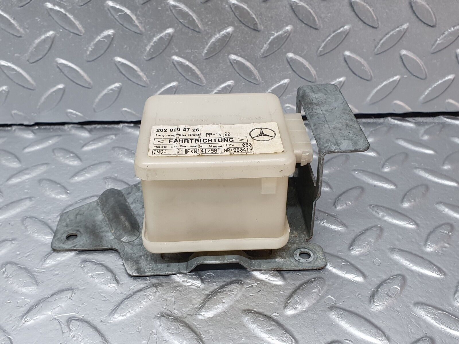 41750 Mercedes-Benz W202 C200 Alarm Control ECU 2028204726