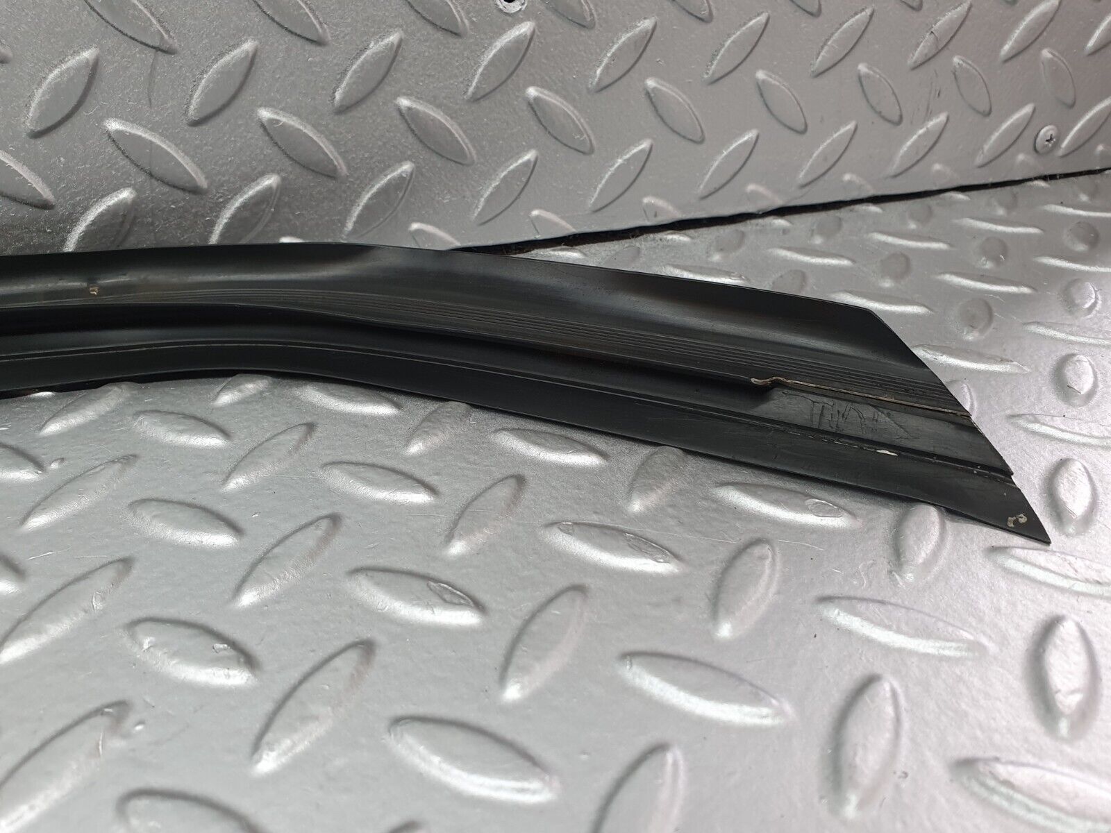 41714 Mercedes-Benz W124 200E Rear Windscreen Lower Rubber Seal