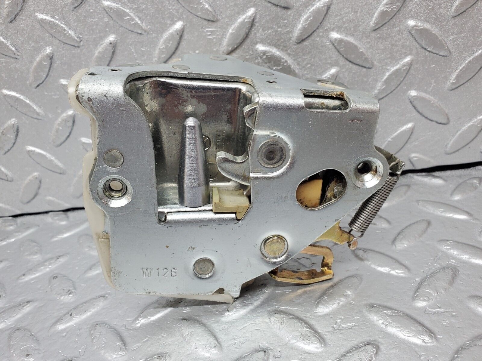 45621 Mercedes-Benz W126 420SE Front Left Door Lock Mechanism 1237230108