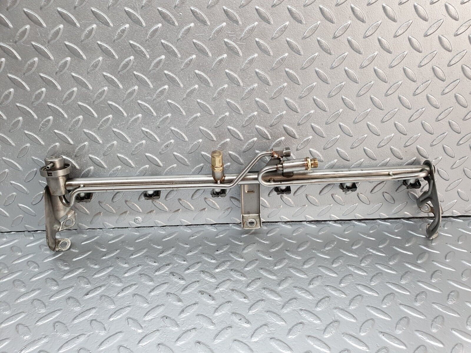 42324 Mercedes-Benz R129 320SL Coupe Fuel Injector Rail With Fuel Pressure Regulator 1040701395 0000781589