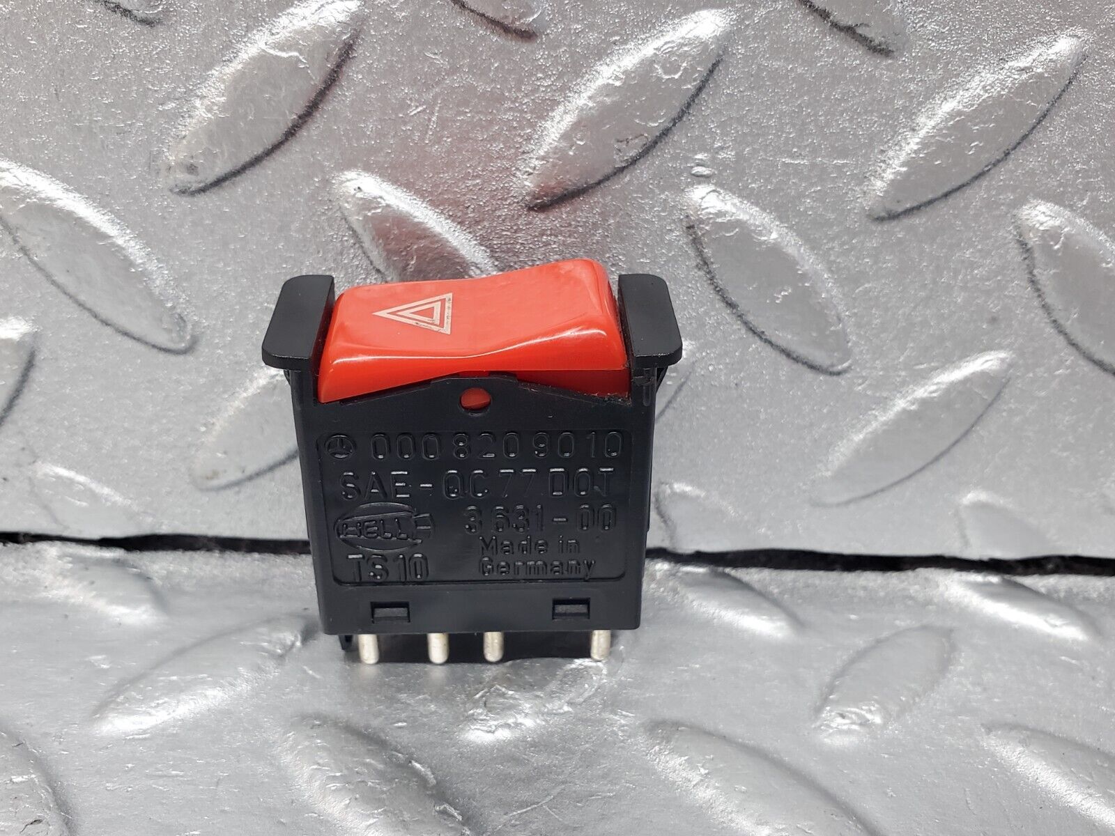 45664 Mercedes-Benz W126 420SE Hazard Warning Light Switch 0008209010