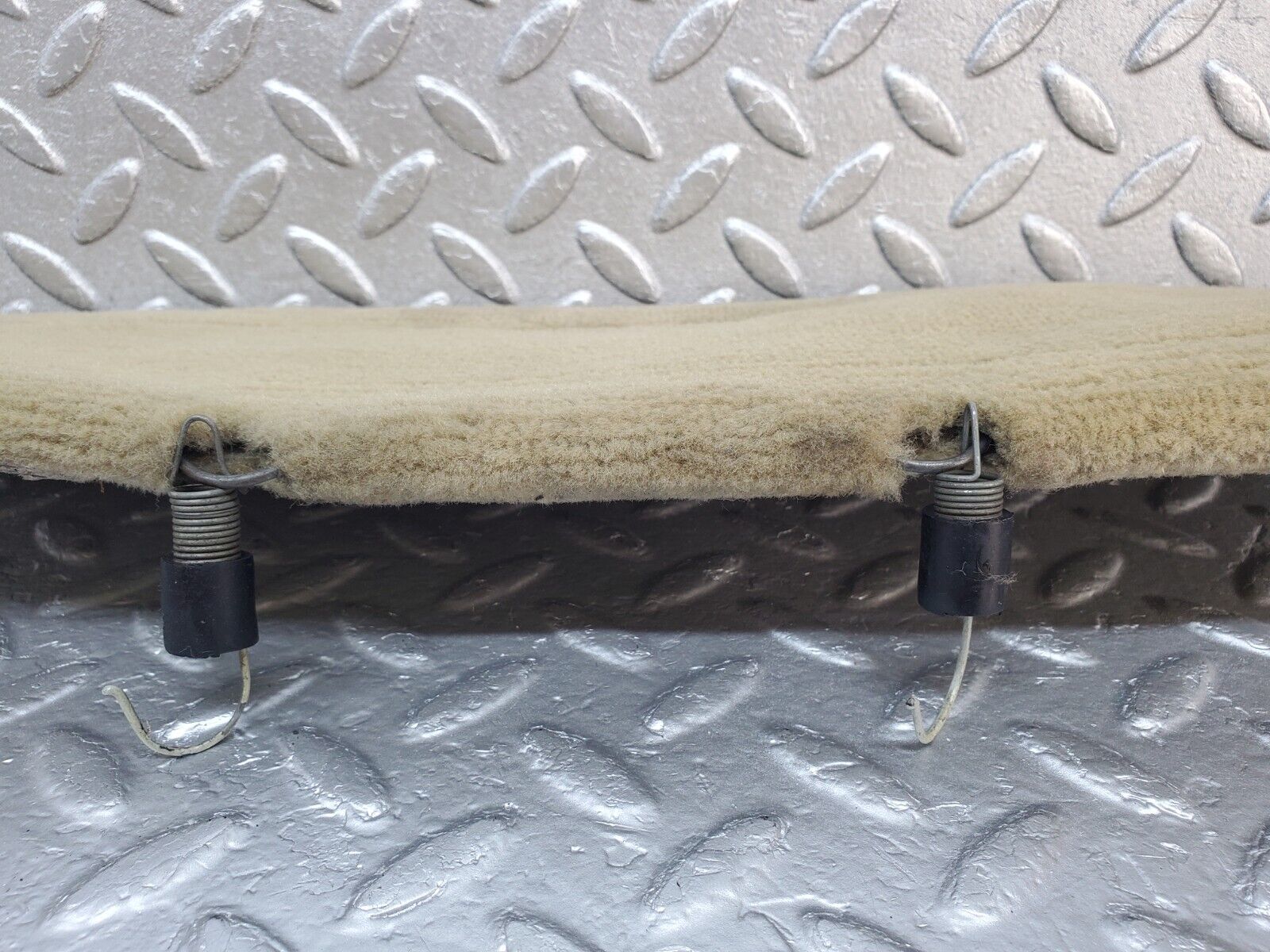 45695 Mercedes-Benz W126 420SE Front Right Seat Under Cover Beige