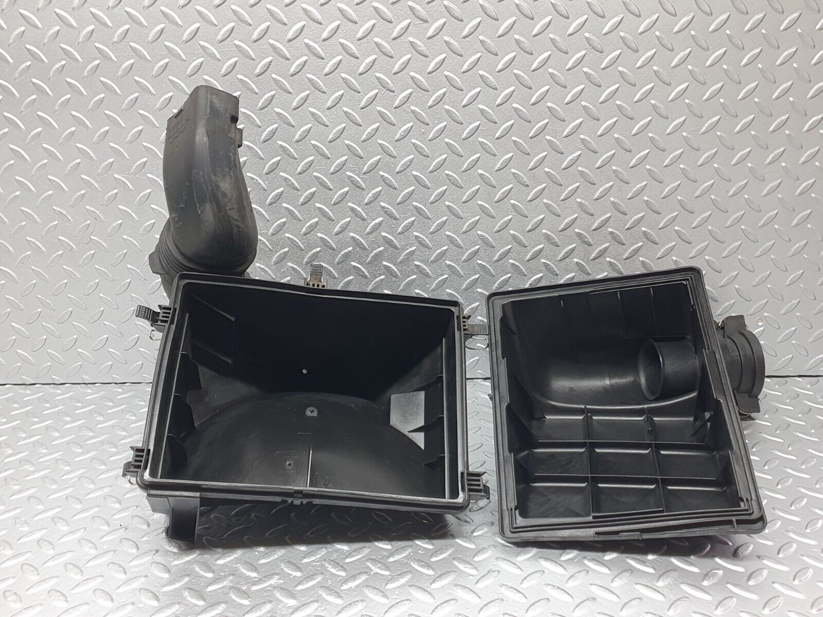 41814 Mercedes-Benz W202 C200 Air Filter Box Housing 1110900301