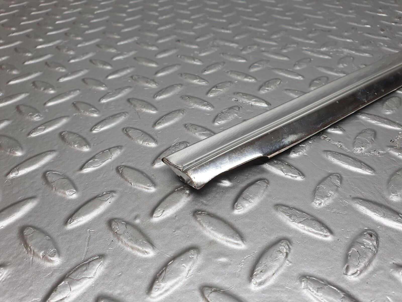 43463 Mercedes-Benz W108 280SE Front Left Door Window Chrome Trim