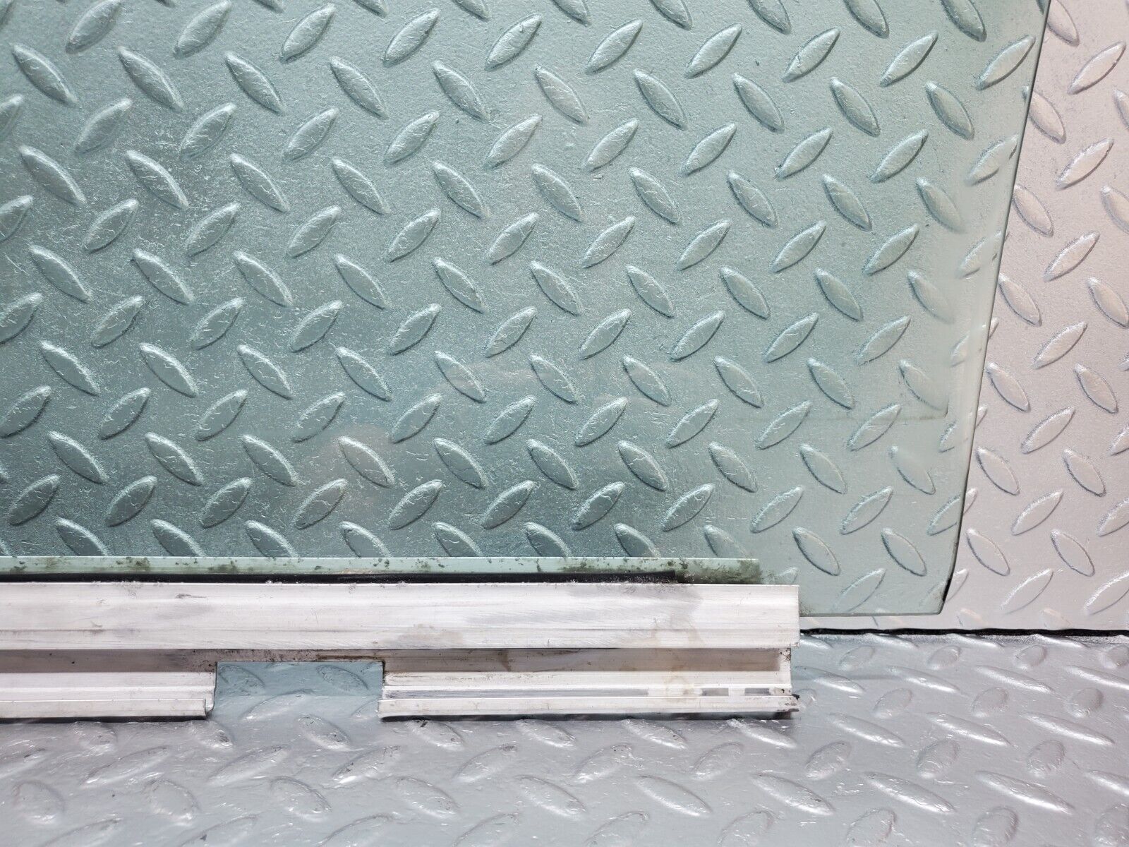 45800 Mercedes-Benz W126 420SE Front Right Door Window Glass