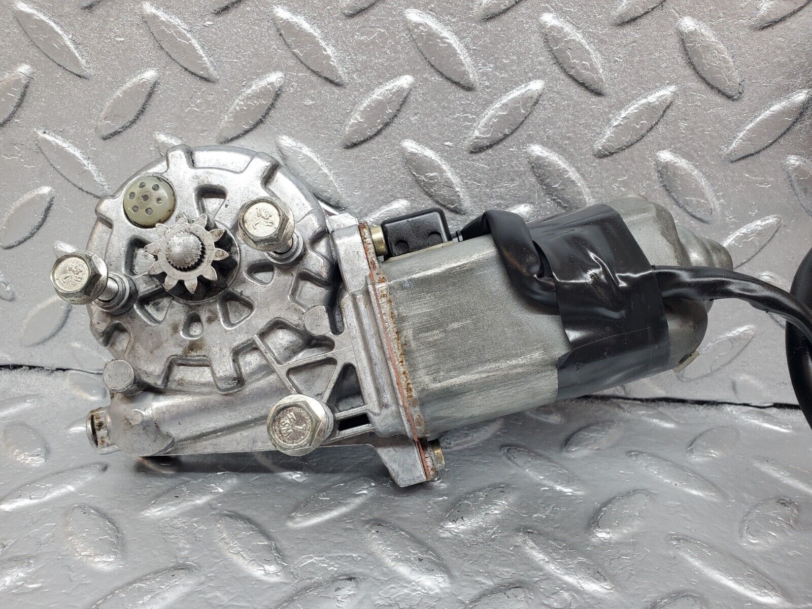 45762 Mercedes-Benz W126 420SE Rear Right Window Regulator Motor 0130821036