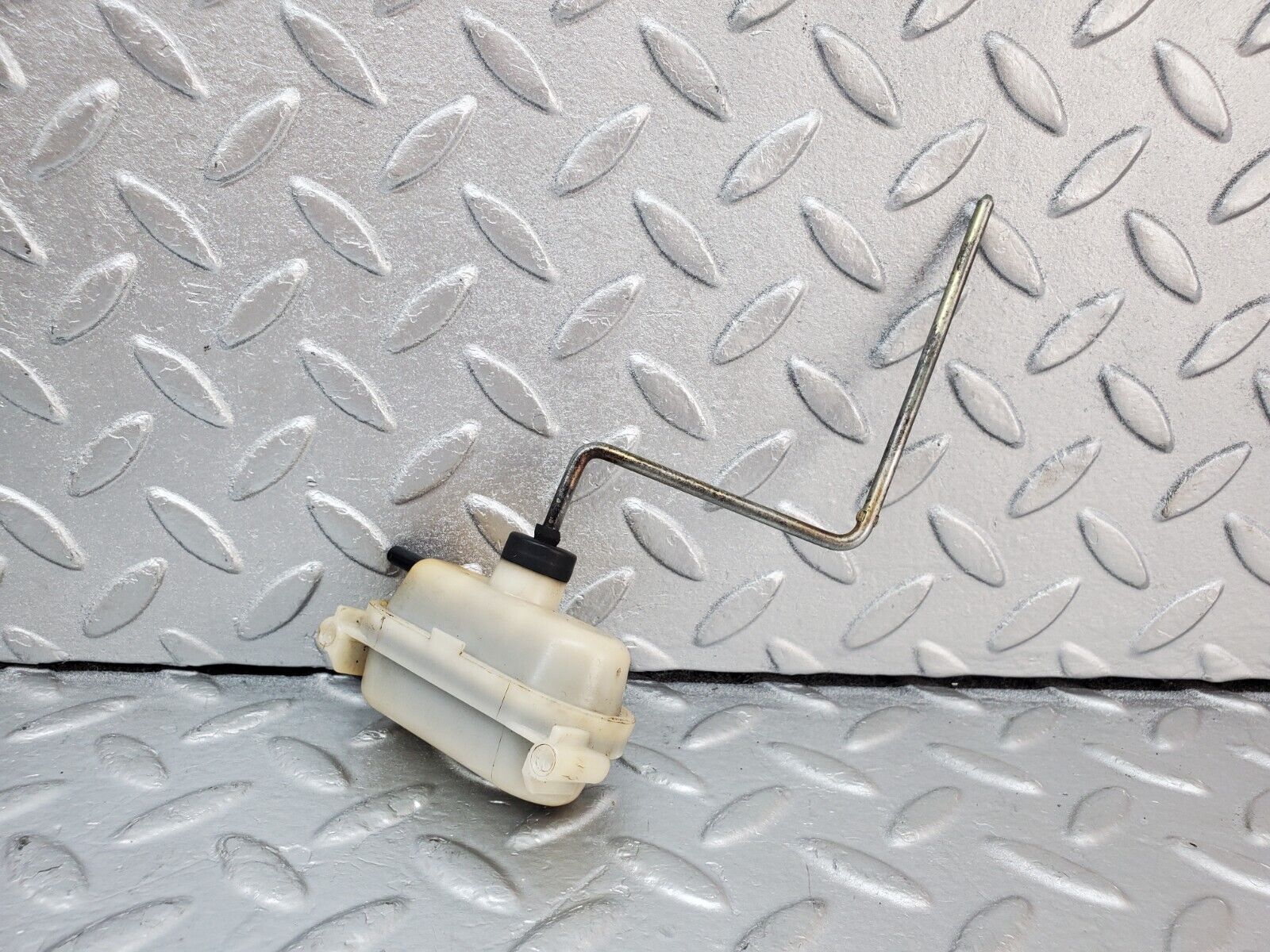 44434 Mercedes-Benz W123 280E Fuel Tank Flap Cap Vacuum Actuator