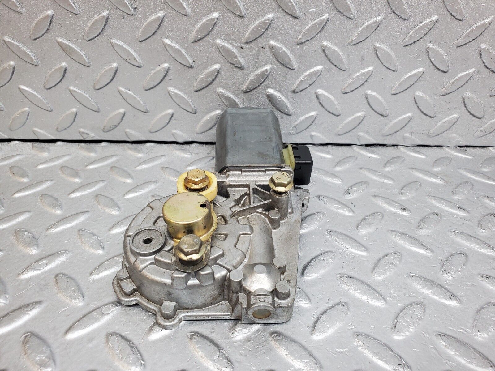 44796 Mercedes-Benz W124 220E Window Regulator Motor Left Bosch 0130821284