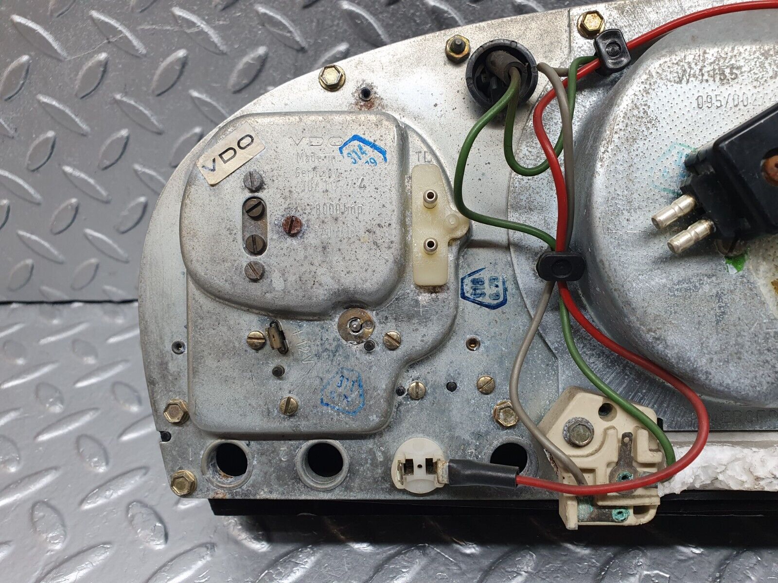 43103 Mercedes-Benz C107 450SLC Coupe Instrument Cluster 87001021 1075423701