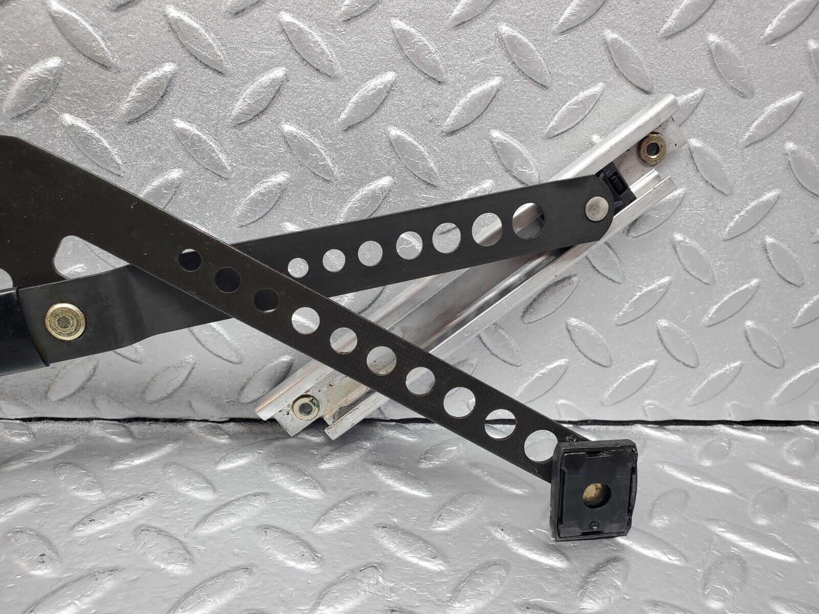 45713 Mercedes-Benz W126 420SE Front Left Power Window Regulator 13927