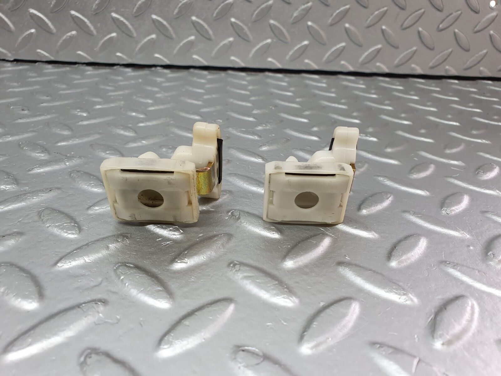 41706 Mercedes-Benz W124 200E Door Window Glass Holder