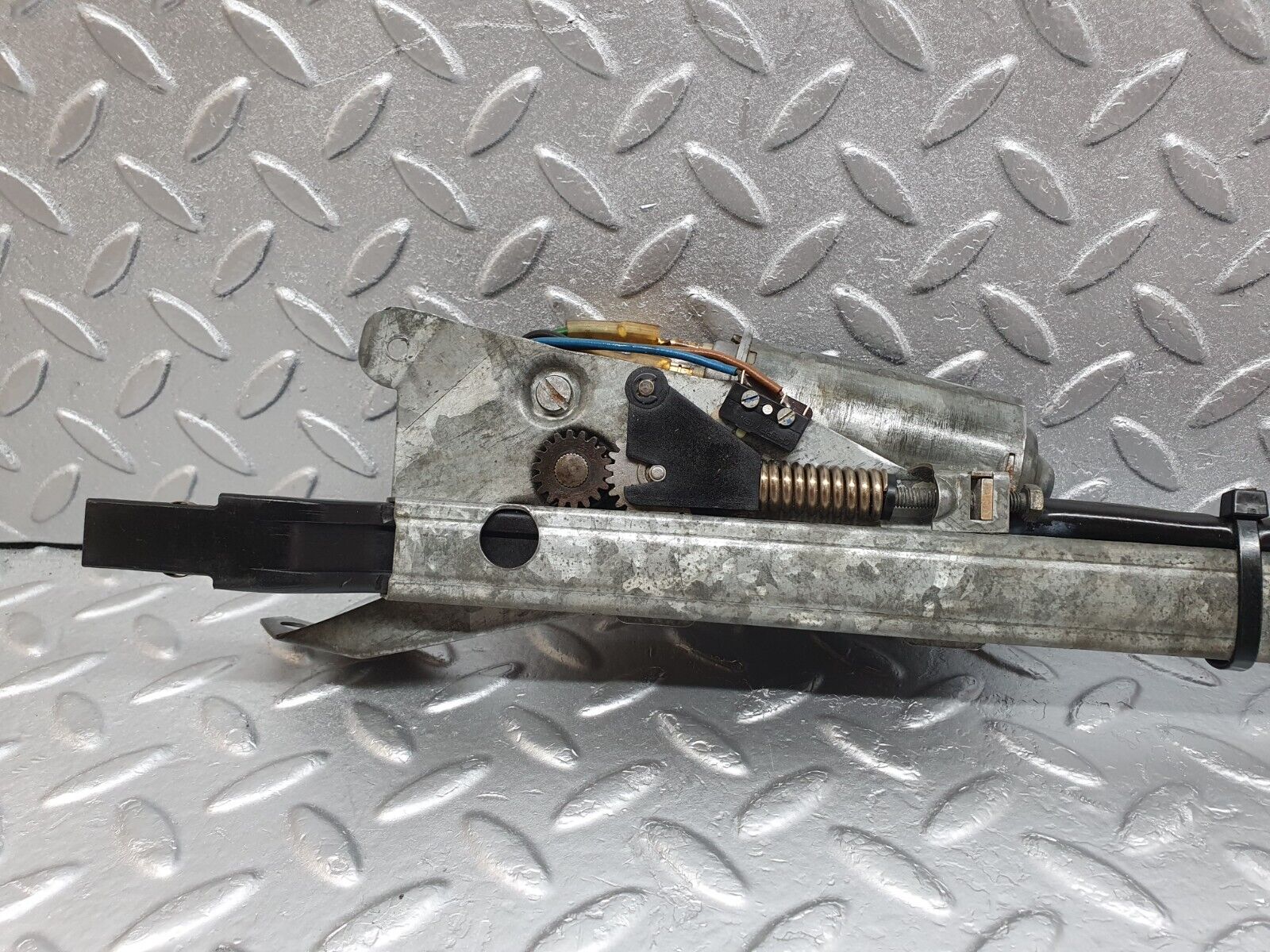 43749 Mercedes-Benz C126 380SEC Coupe Seat Belt Presenter Left 0008600082 0132004300 0008201915