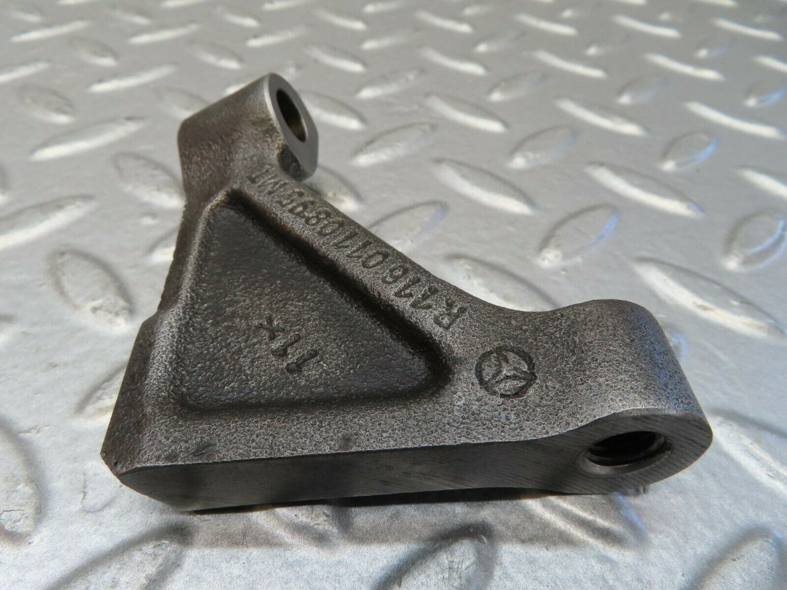 15677 Mercedes-Benz R107 450SL Engine Mount Bracket Pair 1160110895 1160110995