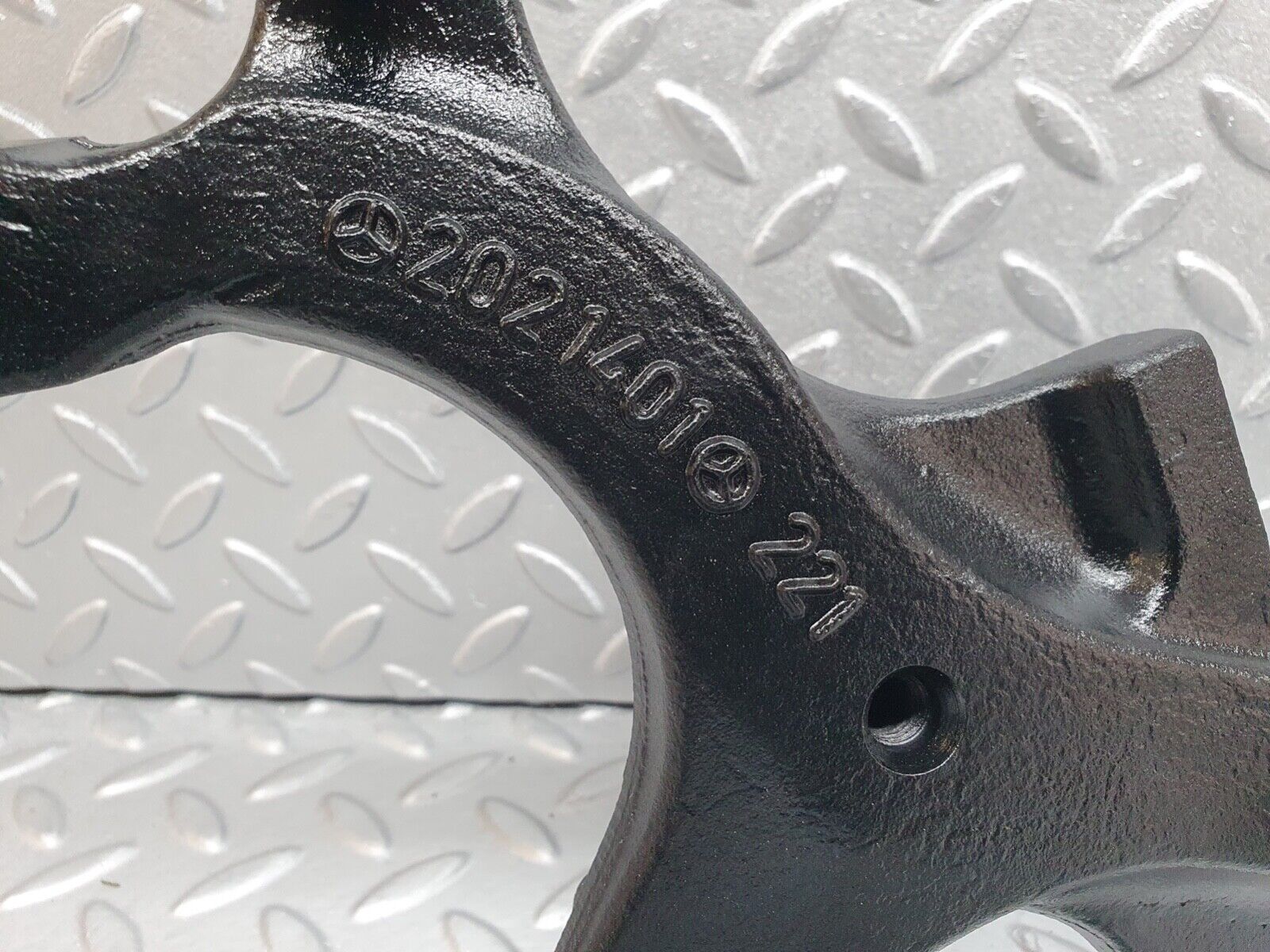 42028 Mercedes-Benz W202 C200 Front Left Steering Knuckle 2021401