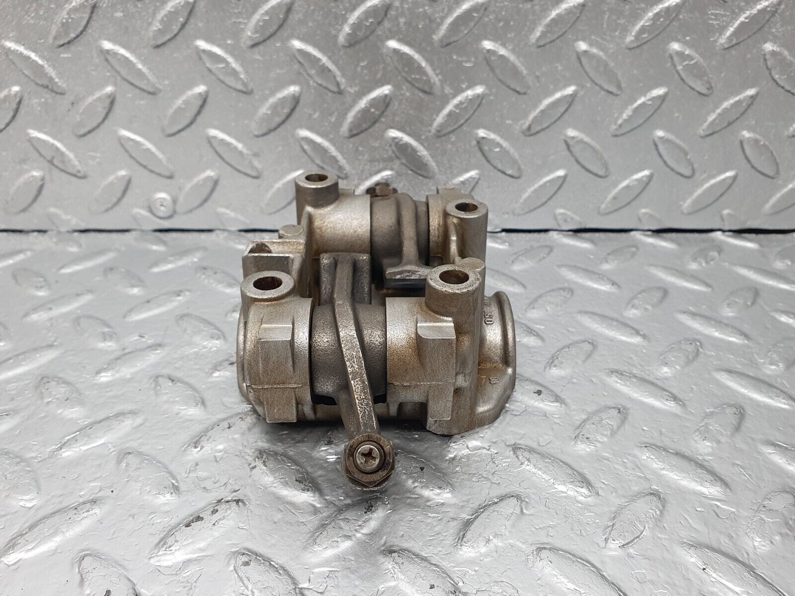 44009 Mercedes-Benz C123 230CE Rocker Arms Camshaft Bearing Block 1020512110