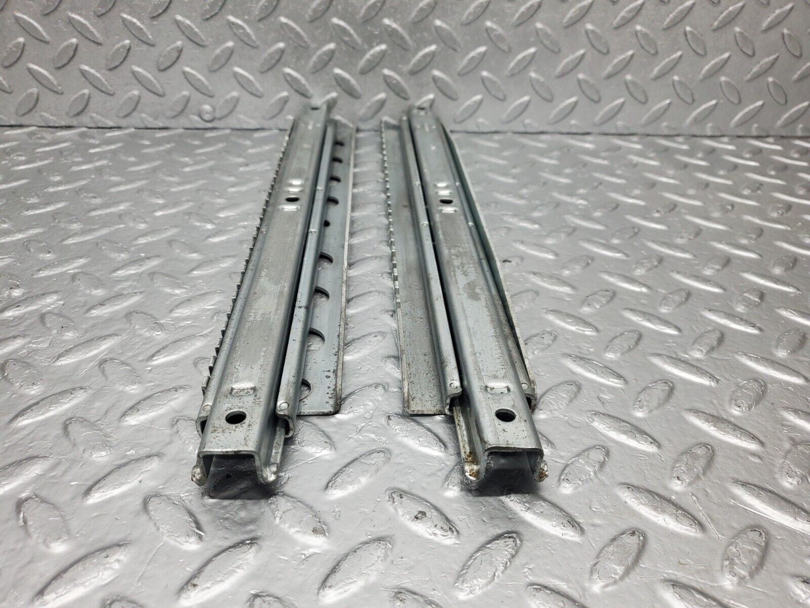 46629 Mercedes-Benz C123 280CE Coupe Front Right Seat Rail