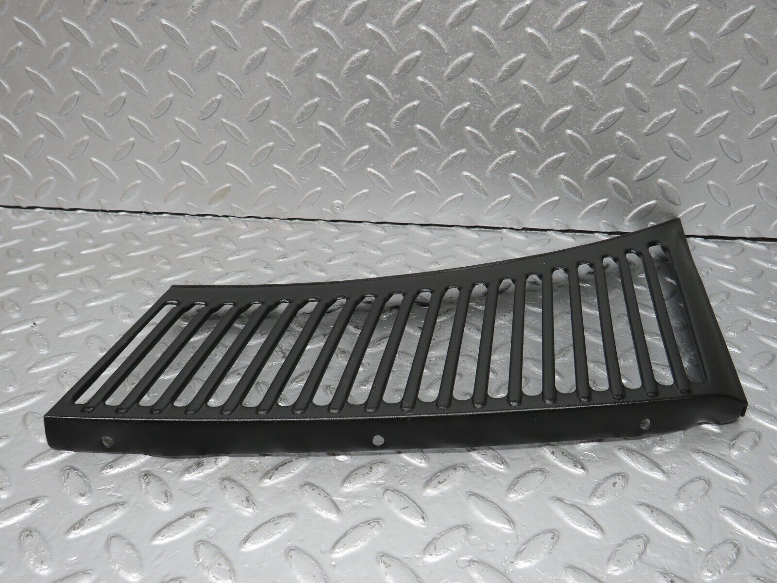 40081 Mercedes-Benz R107 350SL Air Intake Grill Left Side