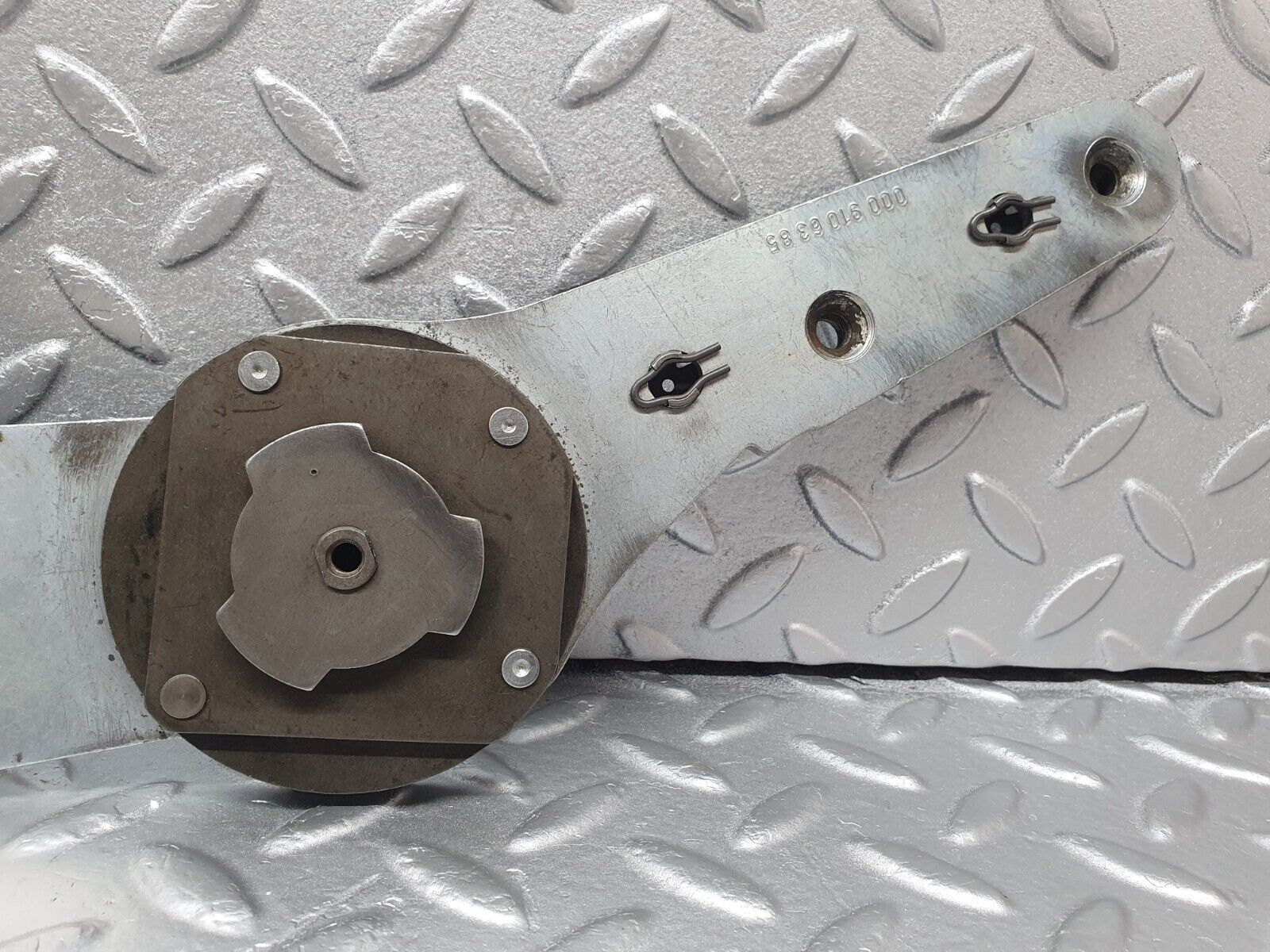 43332 Mercedes-Benz W108 280SE Front Left Seat Hinge Pair With Rod 0009106385 0009106886