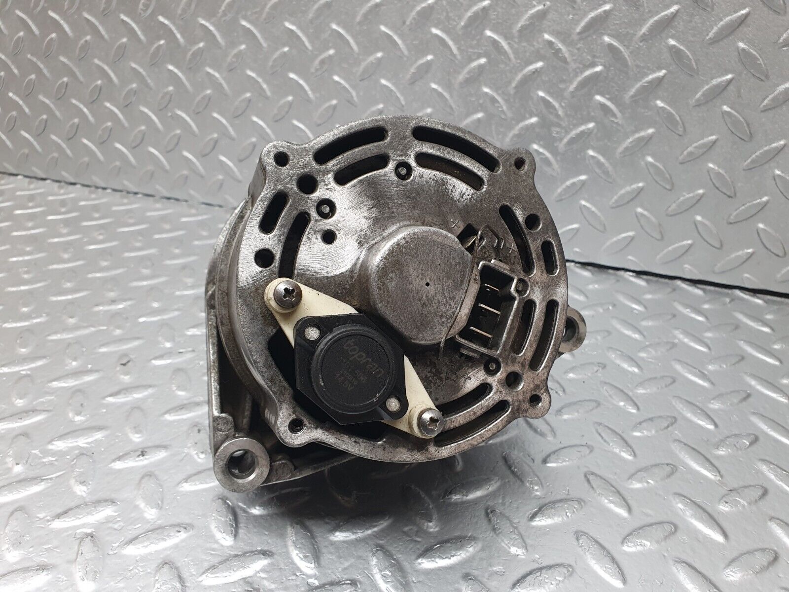 42738 Mercedes-Benz W201 190 2.0L Alternator Generator 0986033740 0120489324 6011550115