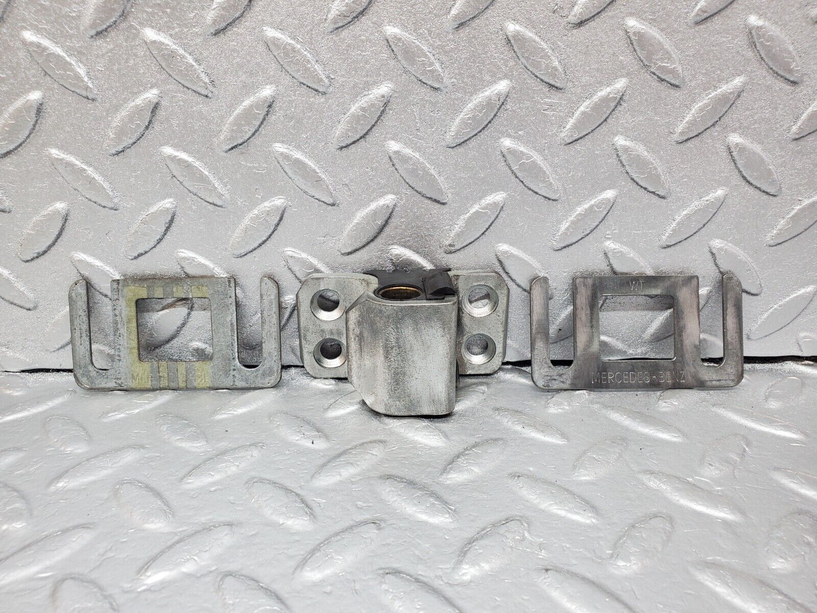 45634 Mercedes-Benz W126 420SE Left Door Lock Latch